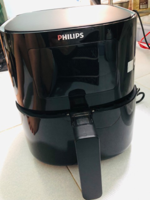 Mình đánh 5* để post của mình được nổi lên chứ thực tế Tiki trading + Philip post sản phẩm chiêu trò, gây hiểu lầm cho người mua. Nếu ai đã từng mua nồi chiên thì sẽ biết, các brands khác luôn show up dung tích sử dụng. Vậy mà Nồi chiên này
chỉ 2 lít 4 lại show 4 lít 1. Dung tích lòng ko được sử dụng thì show up lên để làm gì??? Mà nếu có cố ý làm vậy thì nên show diện tích lòng nồi để khách sẽ đọc kỹ ở phần thông số kỹ thuật rồi tìm ra thông số dung tích sử dụng.

Vì tin tiki trading nên click order và thanh toán luôn thay vì đọc chi tiết thông số bla bla. Tiki trading và Philip đang xem khách hàng như một trò đùa. 
Đừng bán hàng theo kiểu chiêu trò như vậy nữa. Thanks!