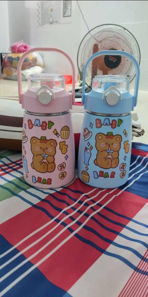 Bình to xịn xò lắm mn ơi màu đẹp ưng cái bụng dễ sợ khắc tên bé lên kèm hình, được tặng cả nhãn dán cute nữa. Nói chung là nên mua nha.