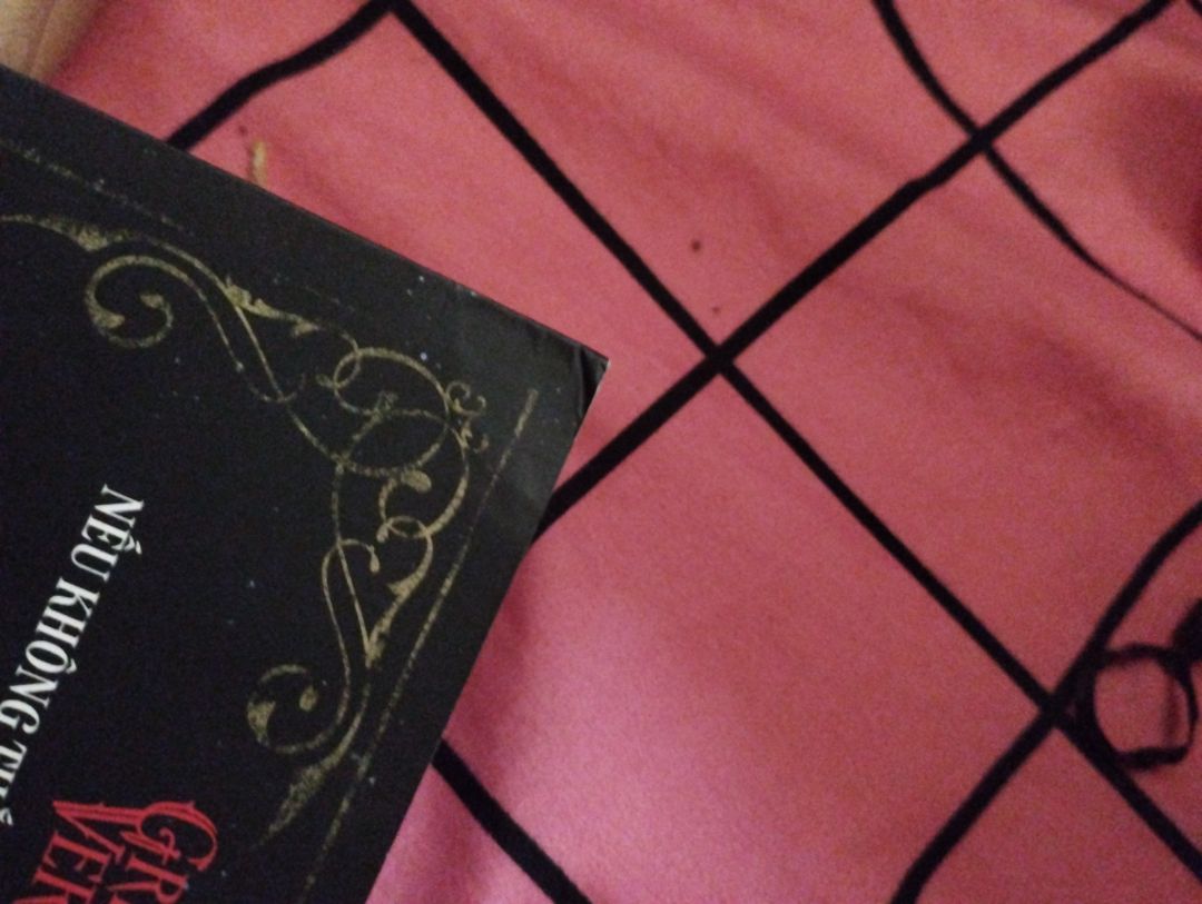 Hơi tiếc chút xíu vì bìa tập 4 bị gập mất 1 góc nhưng bù lại cskh của bên nhà sách rất tận tình và đáng mến luôn. Mình thích bộ này lâu rồi mà bây giờ mới mua được với giá quá hời, cuốn nào cũng có bookmark nữa. Sách được bọc kỹ, mình bóc mãi mới ra.