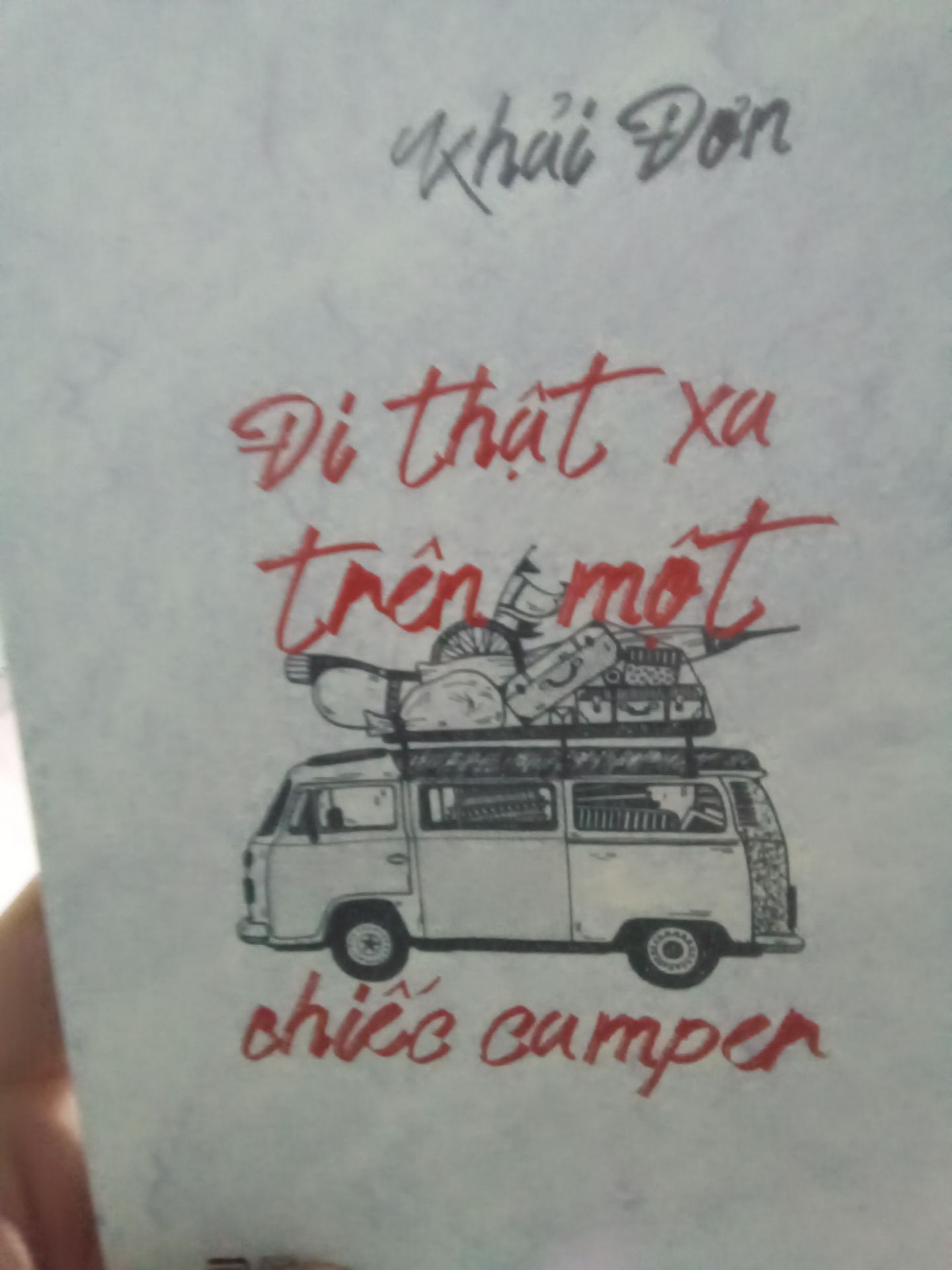 Cuốn sách truyền động lực cho thế hệ trẻ lên đường tìm kiếm trải nghiệm ở những vùng đất xa xôi trên trái đất.  Cuốn sách cũng nói lên vấn đề xã hội mà giới trẻ đang gặp phải trong cuộc sống hiện đại đó là sự đối lập trong hai lựa chọn giữa việc rời bỏ công việc khuôn khổ chốn công sở hay được làm chủ cuộc sống và có được một công việc tự do...
Sách nhỏ gọn và nguyên vẹn. Giao hàng đúng lịch hẹn.