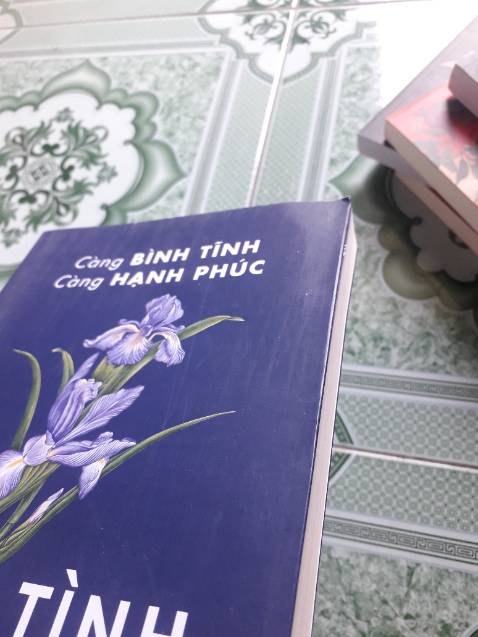 Đang đọc sách thì hào hứng đi nhận hàng xong không còn tâm trạng đọc nữa
Bản thân mình là người trân trọng sách, nên mình chỉ mua ở nhà sách và ở Tiki vì tin tưởng khâu đóng gói và sách chính hãng.
   Vậy mà hôm nay mình nhận 5 quyển sách để trong 1 thùng không hề được bọc, kết quả sau quá trình vận chuyển sách cạ vào nhau và trầy trắng xóa 2 mặt sách cả 5 quyển, sách còn bị gãy bị gấp bìa sách, góc sách bị dập do vẫn chuyển xa mà không được bao kĩ, vì giới hạn 5 hình nên không up lên hết được chứ còn nhiều chỗ bị trầy và gập bìa nữa..lần đầu tiên mình cực kì thất vọng và bực mình với Tiki như vậy..sau này mình sẽsuy nghĩ lại về việc đặt sách tại Tiki
   Nếu được mình muốn đổi lại cả 5 quyển chứ nhìn sách mới về tàn tạ mà mình buồn quá......