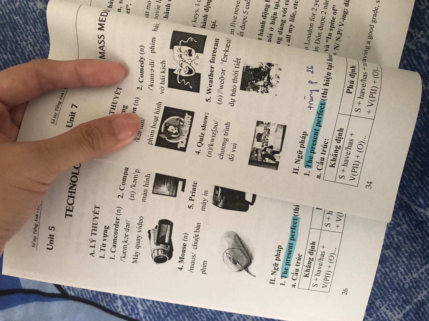 Về phần của Tiki: Giao hàng nhanh, nhân viên thân thiện, lịch sự, giá bán tốt.
Về nội dung sách: thật sự mình cực kỳ thất vọng. Nội dung tóm tắt nhìn chung khá đầy đủ, nhưng bị trùng lặp khá nhiều. Copy y chang nội dung cũ ở phần trước mang sang trang mới mà không có bất kỳ phần giải thích nào thêm. Không biết tác giả có xem lại toàn bộ sách mình biên soạn trước khi in ấn không nhỉ?
Sách in rất ẩu, bị mất trang nhiều.