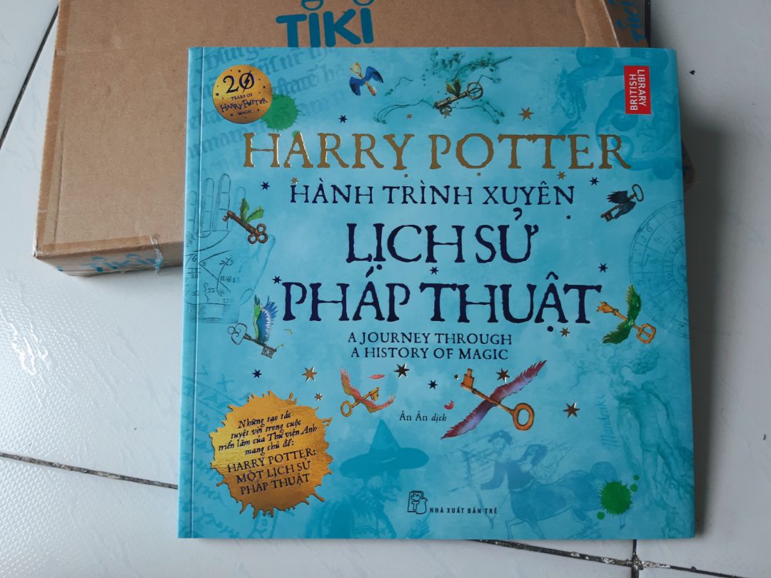 Sách đẹp xuất sắc. Các hình ảnh, chi tiết minh họa khá bắt mắt. Chất lượng giấy tốt; Bìa sách óng ánh trang trí đẹp. Là một PotterHead thì mình thấy quyển này nên được đưa vào bộ sưu tập HP, rất hợp lý luôn. 
Đọc các nhận xét trước (nào là lỗi gáy sách,...) cũng làm mình khá băn khoăn khi đặt mua sách. Nhưng khi mua quyển này xong lại thấy rất hài lòng về sản phẩm này.
Ngoài ra vừa đặt hàng hôm trước (T6) vậy mà hôm sau (T7) đã có hàng giao đến rồi. Hơn nữa cảm thấy khá vui vì gặp anh giao hàng thân thiện, không có gắt gỏng như bạn mình nói.
Lời nhận xét đến đây là hết. Cảm ơn Tiki.