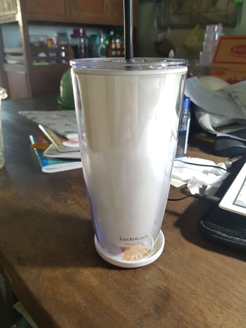 to hơn mình nghĩ, làm bằng nhựa nên giữ nhiệt khoq tốt lắm nma như vầy là đã ổn so với giá rồi nha, giao hàng nhanh. phần nắp bị bể 1 xíu nma khoq sao. có hơi thất vọng 1 xíu vì vẫn bị thấm nước nhẹ ra ly, định mua ly 2 lớp để khoq bị thấm nước dù vậy vẫn ổn