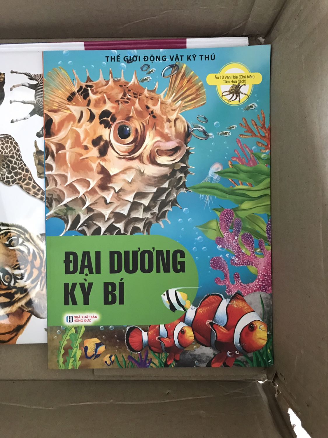Sách ổn, nội dung phong phú. Tuy nhiên có lúc phần chữ và hình nhìn hơi rối, cần có người lớn hướng dẫn bé xem sách.