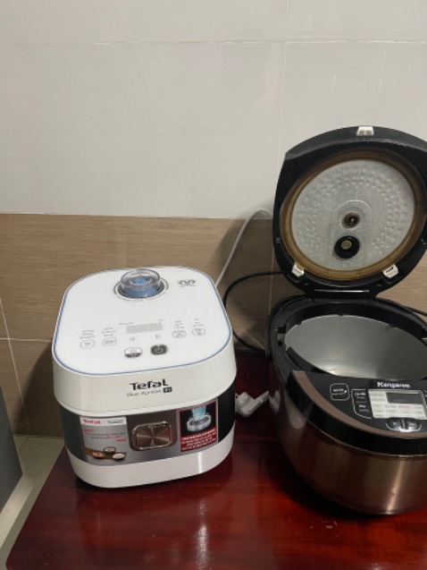 Ưu điểm:
- Thiết kế đẹp, chắc chắn.
- Bản lề tinh tế, tự hãm khi mở và hít lại khi đóng.
- Nấu cơm nhanh.
Nhược điểm:
- Cơm nấu không quá ngon như quảng cáo, không nhỉnh hơn nồi cơm điện tử 900k mình đang dùng là bao.
- Lòng niêu không có quai nhựa cách nhiệt để cầm, khá bất tiện.
- Nắp đậy lại thì có độ hở, không biết là do thiết kế như vậy hay là do lỗi sản xuất.
- Chảo tặng kèm thì dính một lớp keo trên tay cầm, rất bất tiện.
Tóm lại, không được như kỳ vọng so với mức giá của sản phẩm.