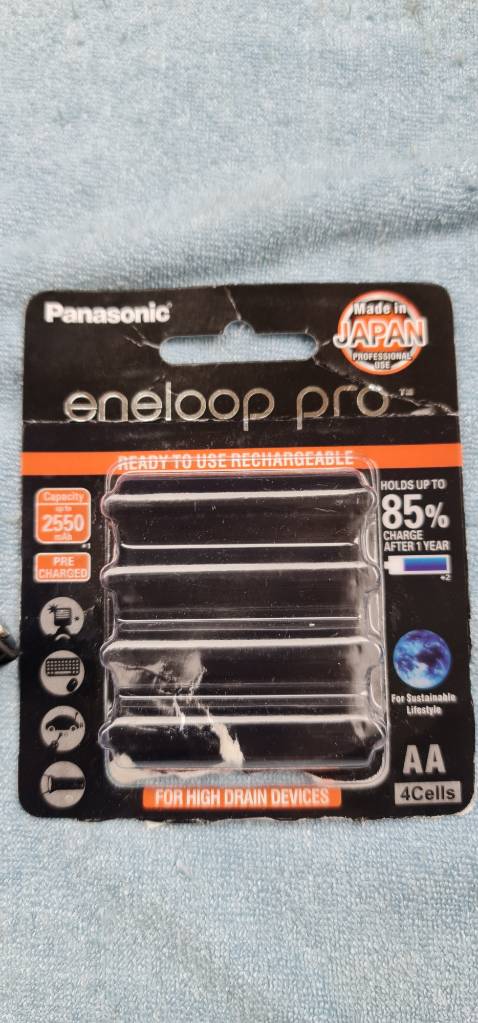 Tôi đã nhận được hàng và tôi nghi đây là hàng FAKE, vì ngoại quan và trọng lượng khá nhẹ của viên pin. 2550mAh còn nhẹ hơn viên pin eneloop 1900mAh tôi đang dùng và nhẹ hơn nhiều so với viên pin 2550mAh của nhãn hiệu khác. Thất vọng và chán. Tôi chỉ mất chưa đến 1h là sạc đầy 4 viên pin với đế sạc nhanh Panasonic⁉️ nếu được trả lại tôi sẽ trả hàng ngay.