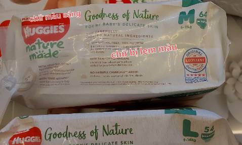 Vấn đề giao hàng thì k cần nói đến rồi, vì lúc nào cũng giao hàng nhanh, còn về đóng gói thì vẫn vậy, sơ xài chỉ quấn màn bọc thực phẩm. 

Về tã thì nhận xét như sau: lần này mua bao bì rất ư là kì, màu tím sáng và hình em bé rất lòe loẹt k như bao bì trước m đã từng mua m k có chụp hình bao cũ, m chỉ có sz L còn nguyên chưa dùng chụp ss. Mã vạch code cũng hoàn toàn khác, chữ in bị lem luốt, màu sáng k đậm như mẫu ngoài cửa hàng lẫn sz L. Thấy hoang mang ghê! Bên trong tã thì cũng khá mỏng và mềm. K biết là do lô sp hay ntn mà sp bao bì khác nhiều quá. Vẫn hy vọng k phải hàng Fake hay kém chất lượng, vẫn luôn tin tưởng tiki trading!