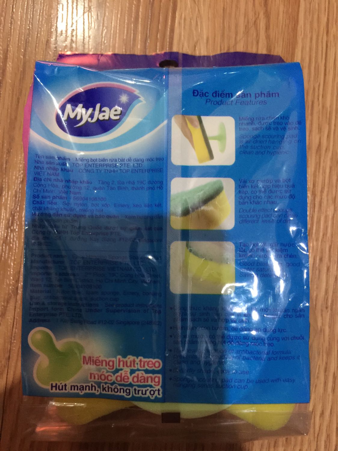 Miếng mút thì mình thấy giống các loại mình hay xài, này thiết kế đẹp hơn. Còn miếng cao su để ấn dính mặt kính, móc miếng mút vào sẽ tiện cho nhà nào có mặt tường kiếng/đá/gạch trơn láng chỗ bồn cửa chén, chỗ mình tường gạch sần nên ko xài được