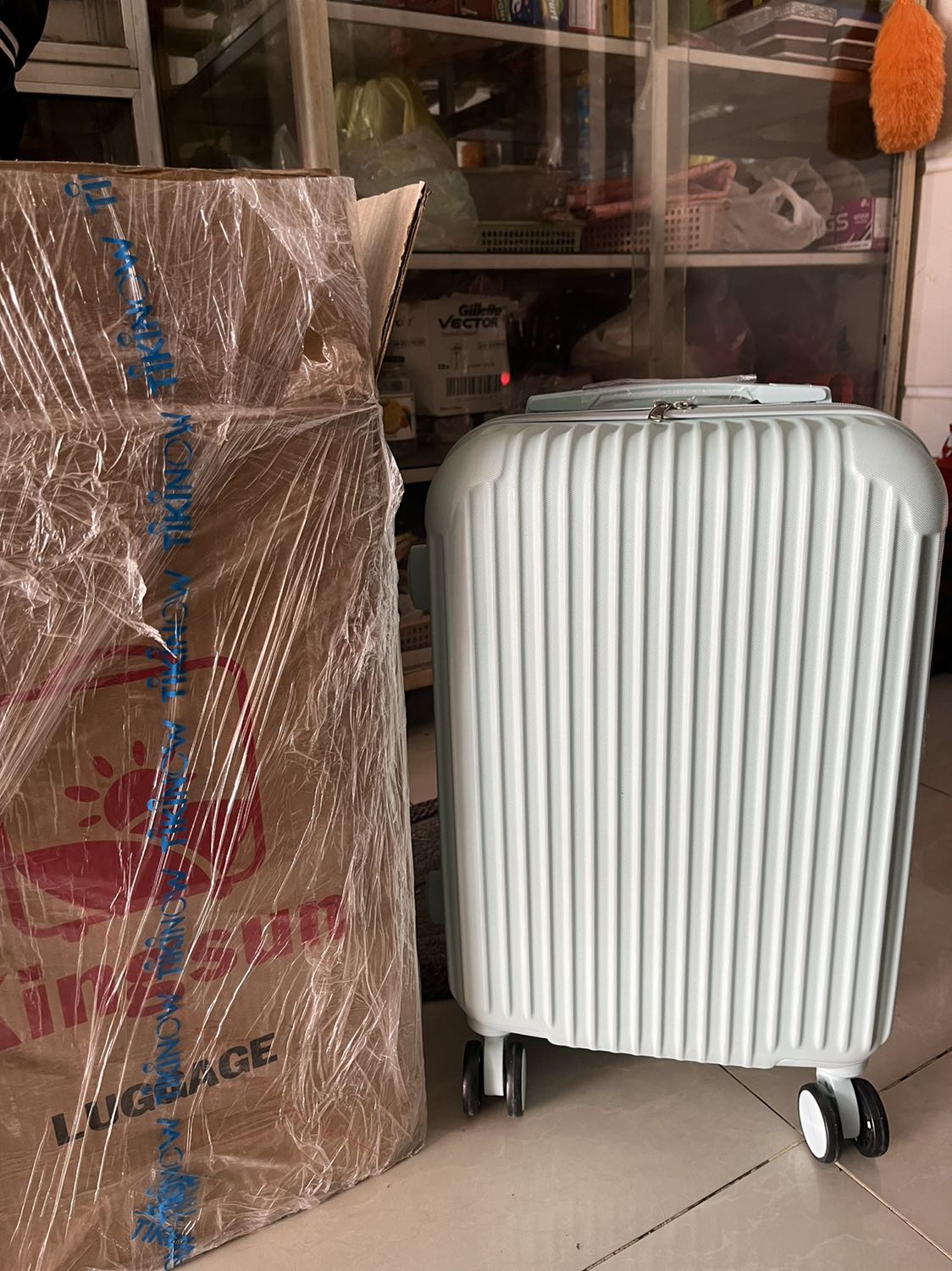 Vali nhạt màu hơn trong ảnh một tí với lại có vài vết xước nhẹ tạm chấp nhận. Tuy nhiên khâu CSKH hơi chán, nhắn tin không thấy shop trả lời :)))))))). Đơn hàng xử lý cũng khá lâu, có lẽ do mình ở xa và hàng cũng cồng kềnh.