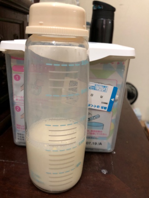 Bình sữa chia vạch mờ cùng màu với màu sữa nên nhìn rất khó. 
Được tặng kèm thêm đồ ăn dặm cho bé hoá đơn ghi combo 2 gói ×2 nhưng shop chỉ gửi có 2 gói nhắn tin hỏi thì shop trả lời là hoá đơn ghi sai.
Bỏ ra cho con ăn thử thì chẳng khác gì vụn bánh mì, không dám cho ăn luôn. Tìm thử trên trang web của nhà sả xuất Matsuya thì ko có sản phẩm nào thế này. Đọc mã code thì chỉ toàn trang Việt Nam đăng bán. Ko biết có phải của Nhật thật ko nữa.
Mọi người nên cân nhắc khi mua sản phẩm ăn dặm này cho con ạ.