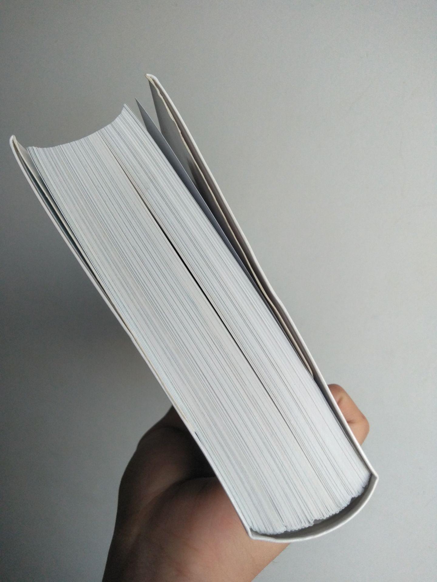 Giao hàng chậm, góc sách bị móp, sách này là sách bìa mềm nhưng gáy sách dán keo không chắc chắn