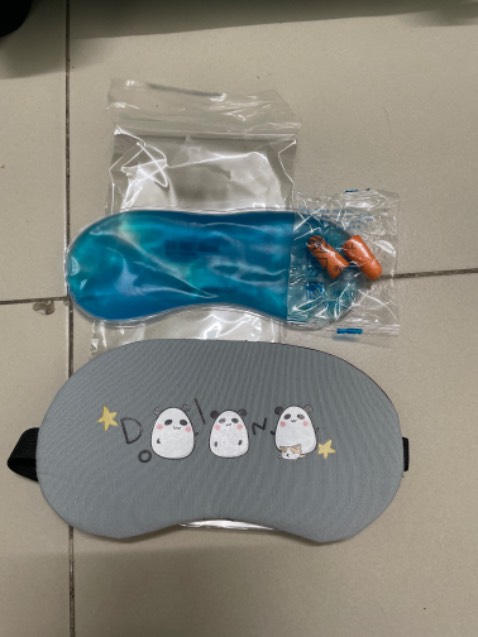 Vải mềm và chất lượng, lọc ánh sáng tốt, đóng gói rất kỹ và kèm theo túi làm mát và bịt tai chống ồn.