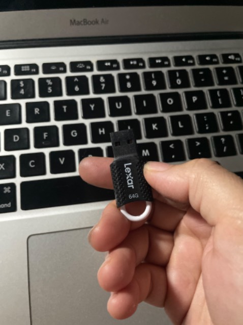 Tốc độ đọc bình thường, được cái gọn có chỗ móc dây treo tiện lợi. Giao hàng nhanh