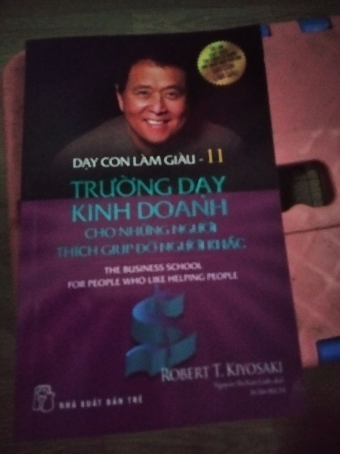 chưa đọc sách nhưng thấy cái phần đóng gói xu cà na quá ạ 😶 chú shipper thì đáng iu hết phần thiên hạ khỏi bàn rồi, sách thì mình cũng biết hay nên mới đặt nói chung là không vấn đề. NHƯNG nếu đóng gói ổn áp hơn xí thì trên cả tuyệt vời luôn í, nhìn sách tàn mình nhói :))) mong shop khắc phục nha