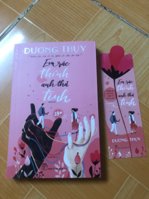 Sách có seal nhưng đóng gói ko kỹ ( ko có bọc chống sốc), giao hàng trễ hơn dự kiến nhưng vì shop có bảo là do bên tiki lấy hàng trễ vs lại shop cũng rep tn nhiệt tình nên là vẫn cho 5 sao
Mới đọc lứơt qua thì nd truyện xoay quanh mặt tình duc nhiều, nhưng đọc rv thì 18+ ở đây ko phải tả cảnh ấy đâu mà là cách nói chuyện xoay quanh vấn đề ấy thôi. 
À có bookmark dễ thương lắm. Đây là cuốn truyện có bìa và bookmark dth và hợp gu mình như v