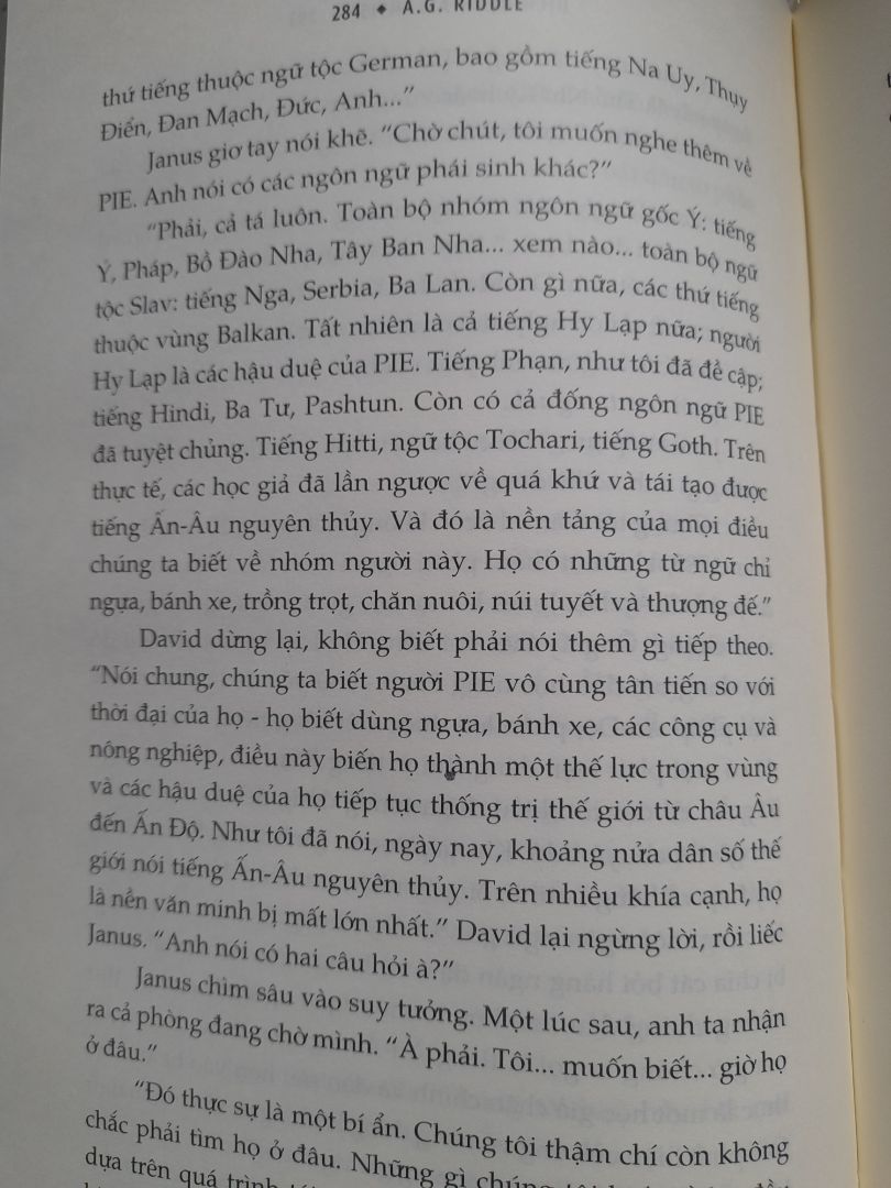 Giống như Gene Atlantis, Dịch bệnh Atlantis cũng phải đến phần 3 của sách thì mới gay cấn hồi hộp, 2 phần đầu hơi lan man và rời rạc. Vẫn là đan xen giữa sự thật khoa học và hư cấu, nhưng so với Gene thiên nhiều về sinh học và khảo cổ thì cuốn này thiên về lịch sử và vật lý hơn. Phần lịch sử thì khá thú vị, vd như về hệ ngôn ngữ Ấn Âu hay vì sao Plato của Hy Lạp là ng duy nhất viết về Atlantis, nhưng phần vật lý thì hơi khó hiểu và kiểu siêu nhiên phi lý. Phương pháp giải quyết cuối cùng cho dịch bệnh cũng chưa được thỏa đáng cho lắm. Nhưng nói chung vẫn là cuốn sách đáng đọc, nhất là những điểm tương đồng với dịch Covid hiện tại.