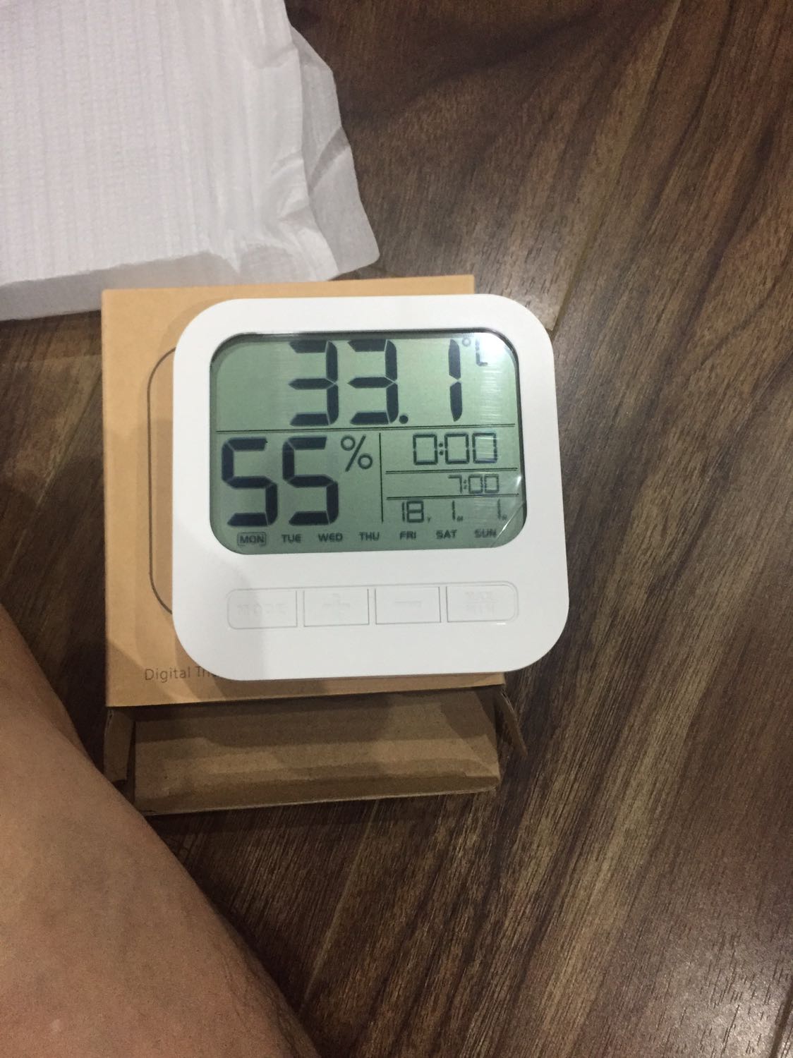 Đã nhận đc hàng! Bề mặt sản phẩm bị phồng mặt miến dán! Nhưng chấp nhận đc! Vì cũng phù hợp giá! Cơ bản là đẹp dễ sử dụng!Đóng gói cẩn thận giao hàng nhanh!