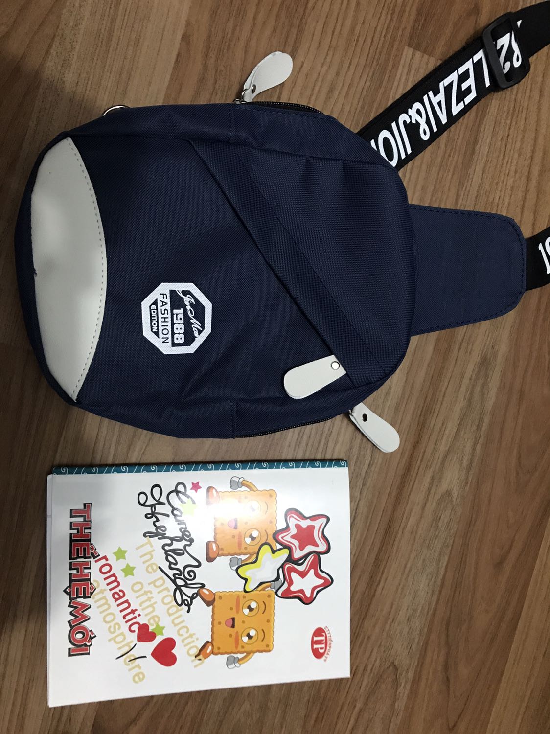 Mình mua sản phẩm với giá 39k, khá lả rẻ. Túi thích hợp để đựng một số đồ cá nhân lặt vặt như điện thoại, sổ tay,... có cả lổ cho tai nghe mà xui là mình dùng tai nghe chui lightning nên không bỏ vô được Mình mua sản phẩm với giá 39k, khá lả rẻ. Túi thích hợp để đựng một số đồ cá nhân lặt vặt như điện thoại, sổ tay,... có cả lổ cho tai nghe mà xui là mình dùng tai nghe chui lightning nên không bỏ vô được