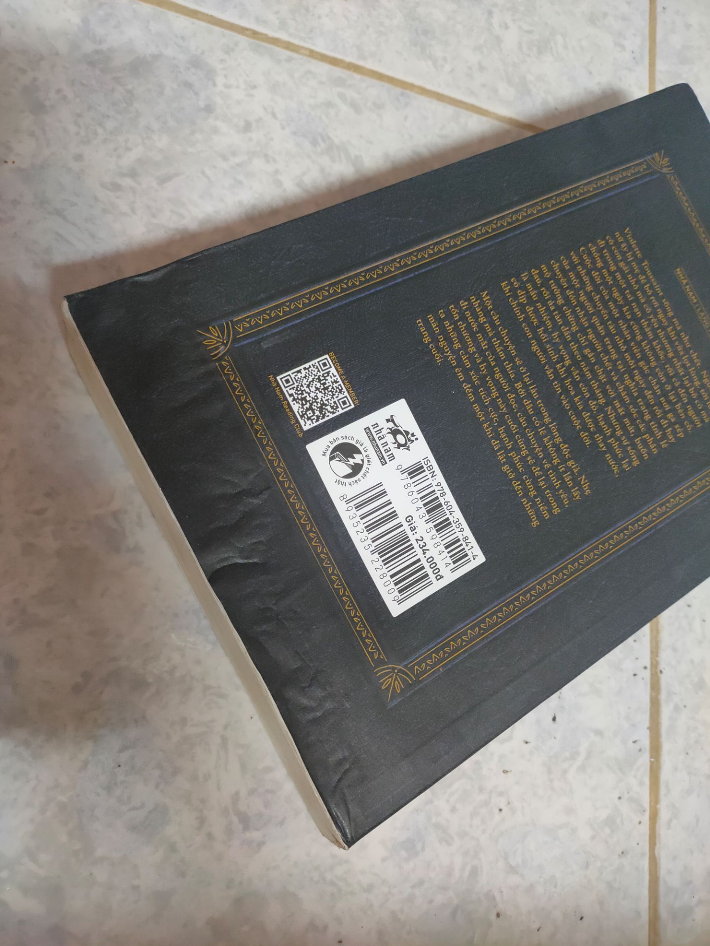 Chào Tiki, trong rất nhiều lần mình mua hàng từ Tiki thì đây là lần đầu tiên mình nhận được một đơn hàng không hề hoàn chỉnh. Mình không biết trong quá trình vận chuyển thì nhân viên có giữ gìn đơn hàng của khách hay không nhưng đơn hàng sách của mình thì khả năng để bị thấm nước rất cao vì khi nhận được hàng bìa sách của mình bị rộp, bong ra, có vệt nước và dơ. Đơn hàng của mình có 4 cuốn sách thì cả 4 cuốn đều bị nhưng cuốn sách này là bị nặng nhất. Mình rất thất vọng. Mình hi vọng Tiki sẽ kiểm tra lại quá trình vận chuyển, nên gìn giữ đơn hàng nhất là đơn hàng sách. Mình cảm ơn.