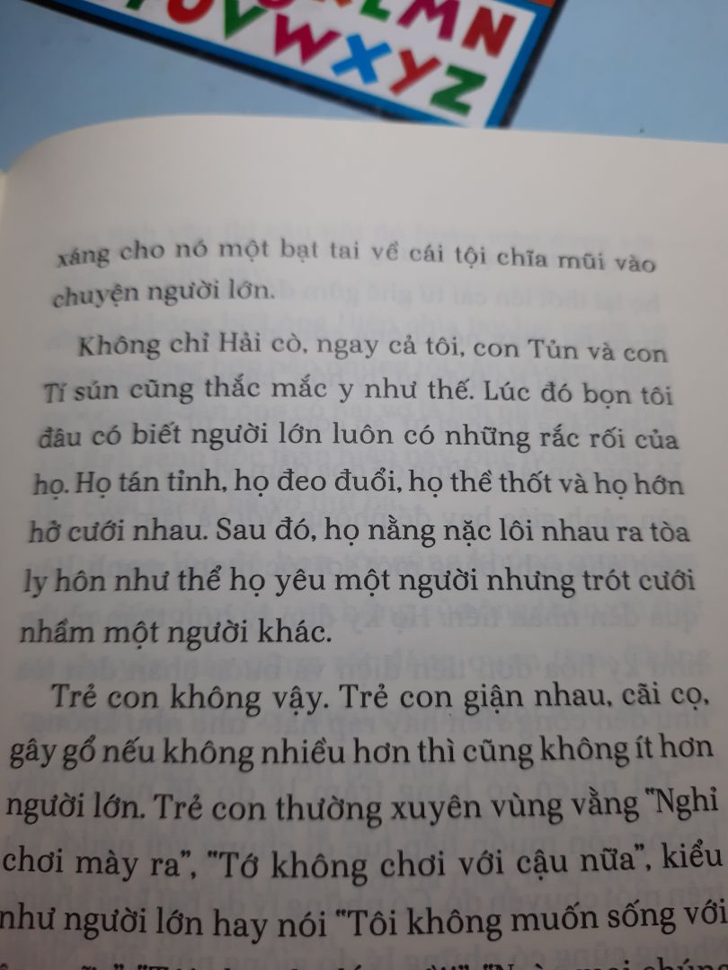 Có quá nhiều cảm xúc mà 258 trang của cuốn “ Cảm ơn người lớn “ của tác giả Nguyễn Nhật Ánh đã để lại trong tôi. Thông qua lời kể của ông cu Mùi, chúng ta được sống lại một thời tuổi thơ dữ dội, hay làm những trò nghịch ngợm, điên điên. Tác giả dành tặng cuốn sách này cho người lớn như giúp người lớn cố hồi tưởng lại ngày xưa những tỷ phú bé con đó đã tiêu xài thời gian như thế nào…
Có ai trong chúng ta từng ước mơ có một đôi cánh để bay lượn trên bầu trời? Có ai trong chúng ta từng chơi trò đóng giả làm vợ chồng để được chọn lựa gán ghép với người mà mình cảm thấy thinh thích? Có ai trong chúng ta từng thẳng tay xé những trang giấy trắng để vẽ chi chít lên đó những ngôi nhà, những đường thẳng dài có, ngoằn nghèo có để thể hiện một tấm bản đồ của nhà chúng bạn? Có ai trong chúng ta đã từng mê mẩn những cuốn truyện tranh, rồi ước mơ tự vẽ và xuất bản lấy một cuốn truyện để đời?... Xuyên suốt toàn bộ cuốn sách, tác giả gói trọn dòng cảm xúc và tâm hồn cho những trò nghịch ngợm của bọn nhỏ, nhưng bên cạnh đó là hình ảnh đan xen giữa thực tại về cuộc sống và những giá trị nhân văn sâu sắc từ những chiêm nghiệm của tác giả. Nó thực sự không quá nhiều, nhưng từng câu từng chữ trong đó về cách nhìn của cu Mùi đối với cuộc sống của một người lớn thật oái oăm và đầy khó khăn. Sự băn khoăn của Mùi như chính những băn khoăn thực tại của chúng ta vậy! 
Đầu tiên là tiền bạc, là những lần ngăn cản hàng trăm cái trò “ nghịch ngợm” mà bọn con nít nghĩ ra với câu nói: “ Tốn giấy tốn viết”, “ tốn bao nhiêu là bút màu rốt cuộc chỉ để chơi”, “ tiền bạc bây giờ khó kiếm lắm”…trong khi bọn trẻ con thì làm gì biết than như thế! Trẻ con chẳng có ước mơ gì cao sang ngoài việc chỉ cần đủ tiền mua cây cà rem, xi rô, ổi, xoài… mà nhờ thế bọn trẻ không có nhiều lắm những khổ não.
Nỗi băn khoăn về tiền bạc chẳng những không được qua đi mà nó còn đè nặng hơn khi đến với hôn nhân, hay người lớn càng ác cảm với chúng nhiều hơn khi con người ta phải thực hiện những gì mà khi yêu người ta chỉ có nói suông! 
Người lớn còn sợ thời gian, khi người lớn có tất cả và được làm mọi thứ mà ngày xưa từng bị cấm cản nhưng bây giờ, thời gian giống như đang chiếm lĩnh lấy mọi thứ.
“ Tôi không còn tuổi trẻ tặng cho em
Khi gặp ngỡ bỗng giận đời quá muộn
Chuyến tàu thời gian tôi sắp xuống
Trong khi em vừa mới đáp ga đầu
Em vẫn còn bao mơ ước mai sau
Tôi ngồi lại ngoái đầu thương dĩ vãng” 
(Nguyễn Nhật Ánh )
Và những vầng thơ của những năm tháng tóc biến thành hoa lau sẽ không còn được thấy nét lả lơi như thời đôi mươi trên trang thơ tình dành tặng cho người thương cũ: 
“ Em có tin
Xưa nay anh vẫn chăn dắt những vì sao trên trời
Nếu không thể, vì sao sáng nhất do đâu lại chọn rơi vào mắt em
Để mắt em long lanh đến vậy…”
(Nguyễn Nhật Ánh )
Và người lớn còn chất chứa trong lòng những bí mật, những nỗi niềm riêng như nuôi một gánh nặng….
Người lớn luôn tự cho trẻ con là lũ sinh vật lúc nào cũng hào hứng làm những chuyện ngốc nghếch sau lưng đấng sinh thành. Thế nhưng người lớn chẳng phải cũng có cái ngốc nghếch riêng của mình đó thôi! Và nhờ vậy mà trẻ con có mặt trên cuộc đời này.
Nguyễn Nhật Ánh đã miêu tả thành công sự mập mờ của thế giới người lớn. Lột tả được lối suy nghĩ đầy hóm hỉnh của trẻ con, dưới góc nhìn của trẻ con – những đứa trẻ chưa bị cái đè nén của thời gian làm đầu óc chúng ghì chặt lại. Câu chuyện mà Nguyễn Nhật Ánh kể không phải là cuộc đời của tôi, cũng không phải là cuộc đời của bất kỳ một ai cả, nhưng chúng ta đủ khôn ngoan để nhìn trực tiếp trong cuộc đời thay vì trang sách! Đến cuối cùng của trang sách không phải là những tiếc nuối thời thơ ấu của cu Mùi hay bất kỳ nhân vật nào trong truyện mà chính là sự biết ơn của chính bản thân tôi dành đến cho tác giả về một tác phẩm đầy tính nhân văn này, giúp cho tôi – những người lớn nhưng lại khao khát bé có một cái nhìn mới, một hiện thực khác, và cao hơn so với hiện thực ngoài kia!.....
Đà Nẵng, 23/07/2021! Một ngày chỉ ở nhà để chống dịch! Có quá nhiều cảm xúc mà 258 trang của cuốn “ Cảm ơn người lớn “ của tác giả Nguyễn Nhật Ánh đã để lại trong tôi. Thông qua lời kể của ông cu Mùi, chúng ta được sống lại một thời tuổi thơ dữ dội, hay làm những trò nghịch ngợm, điên điên. Tác giả dành tặng cuốn sách này cho người lớn như giúp người lớn cố hồi tưởng lại ngày xưa những tỷ phú bé con đó đã tiêu xài thời gian như thế nào…
Có ai trong chúng ta từng ước mơ có một đôi cánh để bay lượn trên bầu trời? Có ai trong chúng ta từng chơi trò đóng giả làm vợ chồng để được chọn lựa gán ghép với người mà mình cảm thấy thinh thích? Có ai trong chúng ta từng thẳng tay xé những trang giấy trắng để vẽ chi chít lên đó những ngôi nhà, những đường thẳng dài có, ngoằn nghèo có để thể hiện một tấm bản đồ của nhà chúng bạn? Có ai trong chúng ta đã từng mê mẩn những cuốn truyện tranh, rồi ước mơ tự vẽ và xuất bản lấy một cuốn truyện để đời?... Xuyên suốt toàn bộ cuốn sách, tác giả gói trọn dòng cảm xúc và tâm hồn cho những trò nghịch ngợm của bọn nhỏ, nhưng bên cạnh đó là hình ảnh đan xen giữa thực tại về cuộc sống và những giá trị nhân văn sâu sắc từ những chiêm nghiệm của tác giả. Nó thực sự không quá nhiều, nhưng từng câu từng chữ trong đó về cách nhìn của cu Mùi đối với cuộc sống của một người lớn thật oái oăm và đầy khó khăn. Sự băn khoăn của Mùi như chính những băn khoăn thực tại của chúng ta vậy! 
Đầu tiên là tiền bạc, là những lần ngăn cản hàng trăm cái trò “ nghịch ngợm” mà bọn con nít nghĩ ra với câu nói: “ Tốn giấy tốn viết”, “ tốn bao nhiêu là bút màu rốt cuộc chỉ để chơi”, “ tiền bạc bây giờ khó kiếm lắm”…trong khi bọn trẻ con thì làm gì biết than như thế! Trẻ con chẳng có ước mơ gì cao sang ngoài việc chỉ cần đủ tiền mua cây cà rem, xi rô, ổi, xoài… mà nhờ thế bọn trẻ không có nhiều lắm những khổ não.
Nỗi băn khoăn về tiền bạc chẳng những không được qua đi mà nó còn đè nặng hơn khi đến với hôn nhân, hay người lớn càng ác cảm với chúng nhiều hơn khi con người ta phải thực hiện những gì mà khi yêu người ta chỉ có nói suông! 
Người lớn còn sợ thời gian, khi người lớn có tất cả và được làm mọi thứ mà ngày xưa từng bị cấm cản nhưng bây giờ, thời gian giống như đang chiếm lĩnh lấy mọi thứ.
“ Tôi không còn tuổi trẻ tặng cho em
Khi gặp ngỡ bỗng giận đời quá muộn
Chuyến tàu thời gian tôi sắp xuống
Trong khi em vừa mới đáp ga đầu
Em vẫn còn bao mơ ước mai sau
Tôi ngồi lại ngoái đầu thương dĩ vãng” 
(Nguyễn Nhật Ánh )
Và những vầng thơ của những năm tháng tóc biến thành hoa lau sẽ không còn được thấy nét lả lơi như thời đôi mươi trên trang thơ tình dành tặng cho người thương cũ: 
“ Em có tin
Xưa nay anh vẫn chăn dắt những vì sao trên trời
Nếu không thể, vì sao sáng nhất do đâu lại chọn rơi vào mắt em
Để mắt em long lanh đến vậy…”
(Nguyễn Nhật Ánh )
Và người lớn còn chất chứa trong lòng những bí mật, những nỗi niềm riêng như nuôi một gánh nặng….
Người lớn luôn tự cho trẻ con là lũ sinh vật lúc nào cũng hào hứng làm những chuyện ngốc nghếch sau lưng đấng sinh thành. Thế nhưng người lớn chẳng phải cũng có cái ngốc nghếch riêng của mình đó thôi! Và nhờ vậy mà trẻ con có mặt trên cuộc đời này.
Nguyễn Nhật Ánh đã miêu tả thành công sự mập mờ của thế giới người lớn. Lột tả được lối suy nghĩ đầy hóm hỉnh của trẻ con, dưới góc nhìn của trẻ con – những đứa trẻ chưa bị cái đè nén của thời gian làm đầu óc chúng ghì chặt lại. Câu chuyện mà Nguyễn Nhật Ánh kể không phải là cuộc đời của tôi, cũng không phải là cuộc đời của bất kỳ một ai cả, nhưng chúng ta đủ khôn ngoan để nhìn trực tiếp trong cuộc đời thay vì trang sách! Đến cuối cùng của trang sách không phải là những tiếc nuối thời thơ ấu của cu Mùi hay bất kỳ nhân vật nào trong truyện mà chính là sự biết ơn của chính bản thân tôi dành đến cho tác giả về một tác phẩm đầy tính nhân văn này, giúp cho tôi – những người lớn nhưng lại khao khát bé có một cái nhìn mới, một hiện thực khác, và cao hơn so với hiện thực ngoài kia!.....
Đà Nẵng, 23/07/2021! Một ngày chỉ ở nhà để chống dịch!