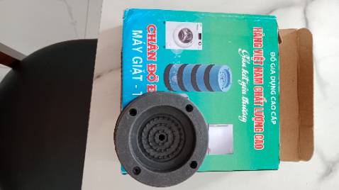 chưa lắp vô máy giặt được vì máy giặt đã nằm đó lâu rồi, không khiêng lên nổi để đặt chân đế vào.
nhưng nhìn sản phẩm thì có vẻ ổn