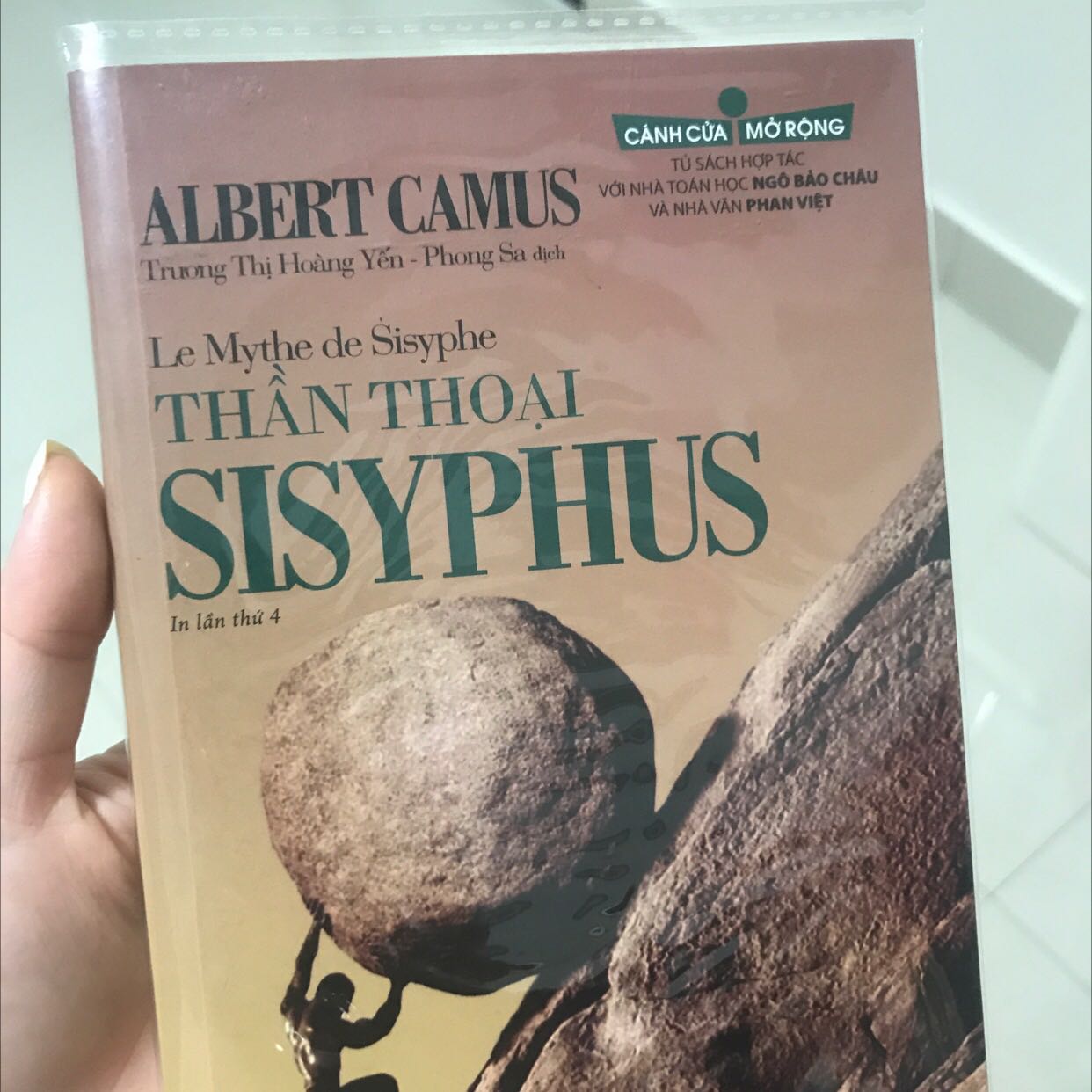 Mình nghĩ đây sẽ là 1 tác phẩm hay cho những ai đã được trang bị trước đó về chủ nghĩa hiện sinh vì những người lần đầu tiên tìm hiểu về chủ nghĩa này như mình đọc thấy nhiều chỗ khá khó hiểu, và phải đọc đi đọc lại từng câu rất nhiều lần mới nghiệm ra được chút gì đó. Sách mới và giao hàng nhanh