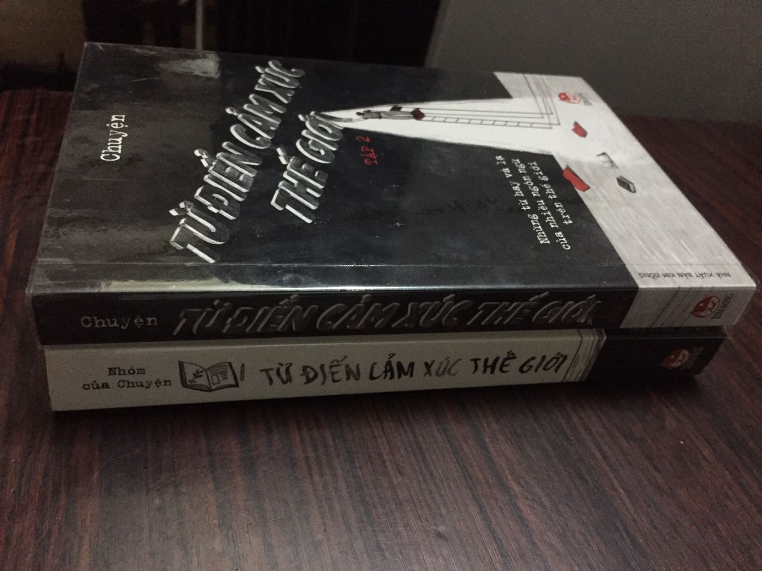 Có rút kinh nghiệm từ tập 1 và cải thiện hoàn chỉnh hơn.
Giấy mịn, giải thích nghĩa chi tiết hơn tập 1 và có cả mục lục.
Kích thước nhỏ nhỏ xinh xinh giống tập 1 nhưng mỏng hơn xíu.