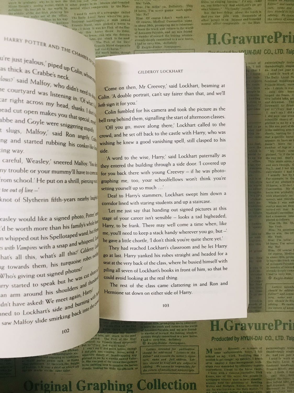 Harry Potter là một bộ sách mà mình rất thích, mặc dù đã đọc bản tiếng Việt và xem phim khá nhiều lần rồi nhưng có lẽ sự cuốn hút của một cuốn sách thuần tiếng Anh vẫn luôn thôi thúc mình sở hữu nó. Dịch vụ bên tiki rất tốt, mình đặt khuya thứ năm mà chiều thứ bảy đã có rồi, bác chuyển phát cũng thân thiện và thông minh, mặc dù nhà mình không có số nhà hay địa chỉ rõ ràng mà vẫn mò ra được nhà mình, thậm chí điện thoại gọi còn không được, đúng là hay ghê!
Về cuốn sách, nội dung bên trong và văn phong của JK Rowling thì mình không cần bàn gì nhiều, ngôn từ cũng rất thân thuộc, điều đặc biệt là bìa sách đẹp lắm các bạn ạ! Các bạn cứ mua về mà xem, mình đảm bảo là các bạn sẽ thích mê, nó cứ lung linh, huyền ảo, mềm mại sao sao á... mặc dù sách xuất bản năm 2014, bao bọc bên ngoài thì hơi cũ nhưng sách bên trong thì đẹp và mới lắm!
Năm mới mình mua hàng mà sản phẩm nào mình cũng ưng ý hết, cảm ơn TIKI rất nhiều ạ!