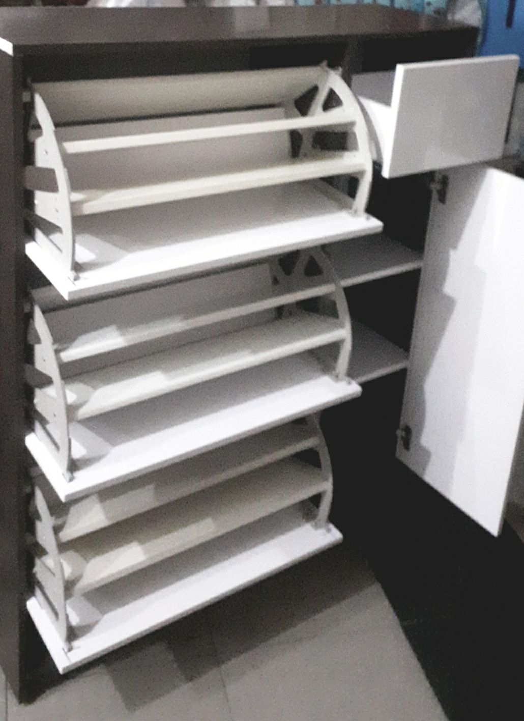 Tủ giày giao nguyên chiếc và giao hàng nhanh hơn thời gian dự kiến 1 ngày.
Về sản phẩm nhìn bao quát tủ nhựa mới, đẹp, ổn vừa với tầm giá.
Nhà bán hàng trả lời câu hỏi nhanh, phục vụ tốt. Shipper cũng nhiệt tình.