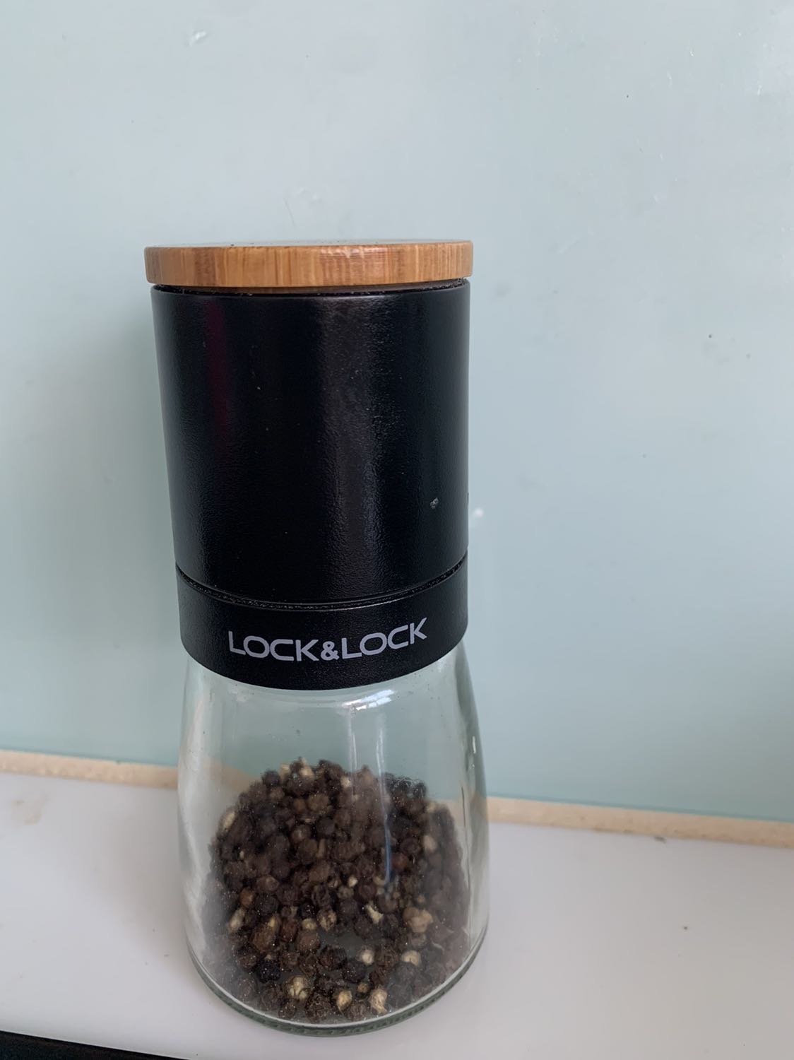 Sản phẩm sử dụng rất tốt.
Vặn nhẹ tay, và tiêu xay ra rất mịn, nhanh gọn nhẹ hơn là dùng đồ xay dùng quai.
Mình cho 5*
Rất nên mua nha các bạn!!!!