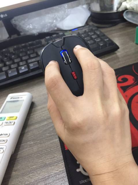 em nhận được chuột rồi, chuột màu hồng phấn xinh lắm ạ, đúng màu mình thích, mới về bóc tem dùng ngay, chất lượng tốt, xứng đáng giá tiền, kiểu dáng thon gọn, rất hợp với các chị em, có 1 lưu ý nho nhỏ muốn chia sẻ cho mn nha tại m thấy có người mua nhầm sử dụng cho macbook con này thì không ổn rồi vì con này ko có bluetooth, con có bluetooth cũng giống con này nhưng