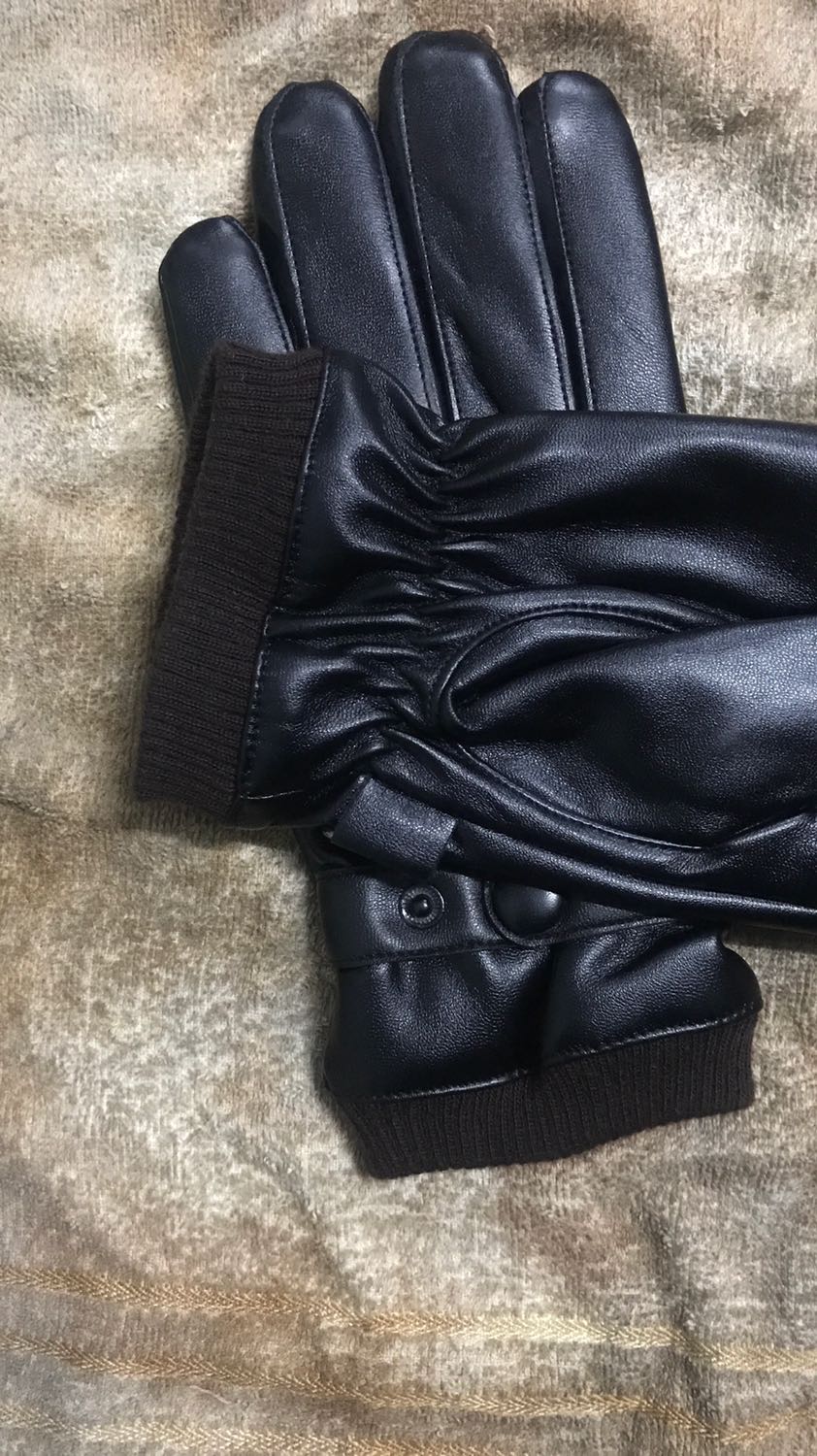 Găng tay da ấm áp. Mua về đúng đợt rét đầu mùa dùng thích ghê. Đi mưa khá ổn không sao cả. Lớp lông bên trong làm găng tay mềm mại dễ chịu. Da co giãn tốt đeo cũng rất thoải mái nữa ý. Sản phẩm tốt đánh giá 5 sao. Cảm ơn shop và tiki