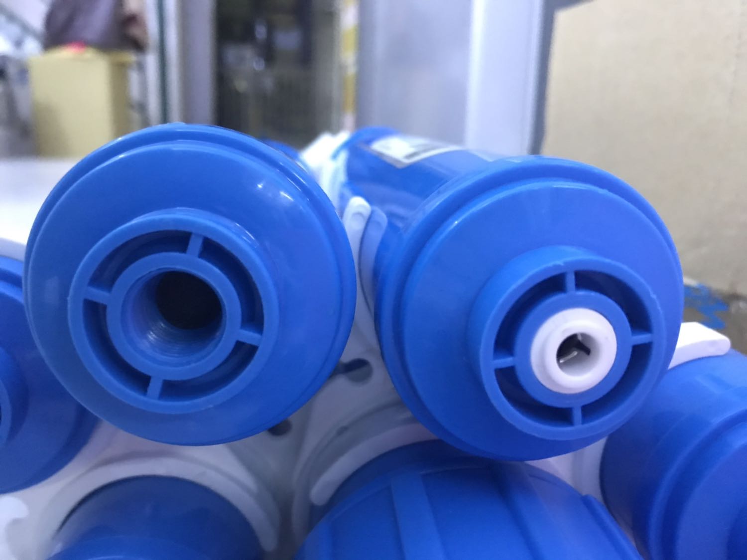 Shop ơi, cho mình hỏi là lõi bạn đầu là dạng ren. Mua của shop là dạng ống cắm. Giờ xử lí sao đây shop ? Mình mua shop 3 lõi luôn đấy ( GAC, mineral, silver). Có phải gỡ luôn phần màu trắng là sẽ có ren phía trong hả shop?