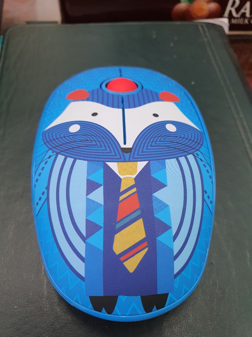 Chuột cầm nhẹ tay, êm, nhấn không tiếng ồn. Màu sắc ổn. Độ bền thì chờ thời gian.