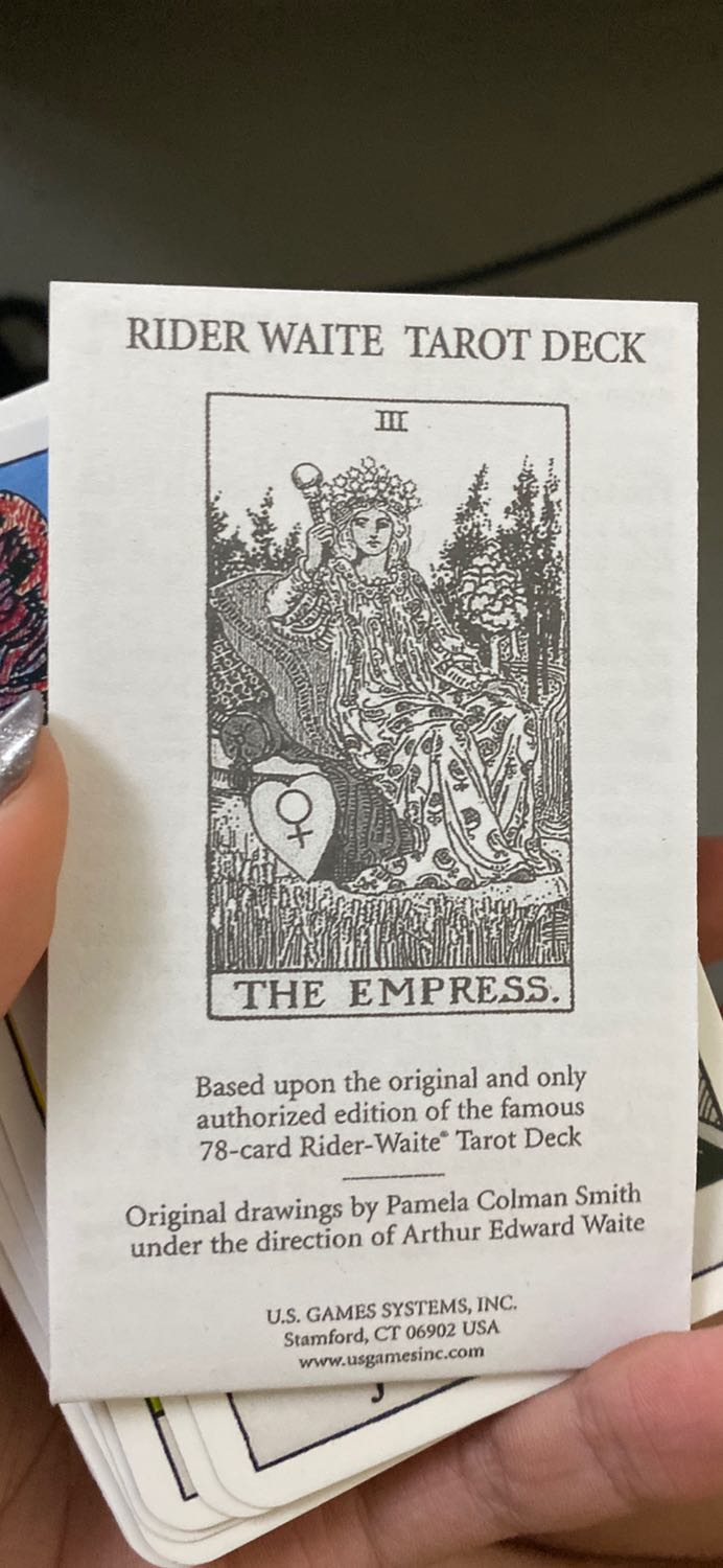 Lá bài mỏng và kích thước giống các bộ bài tây nha mọi người,k to như mình tưởng tượng. 
Được tặng kèm túi chất vải nhung sờ khá thô k mềm như mình nghĩ:v 
Có đầy đủ giấy hướng dẫn ý nghĩa từng lá bài bằng tiếng anh nha. 
Rất hợp cho ng nào mới tập xem tarrot như mình. Shop còn kèm theo 1 tờ giấy cảm ơn rất dễ thương và bọc hàng rất cẩn thận đó.