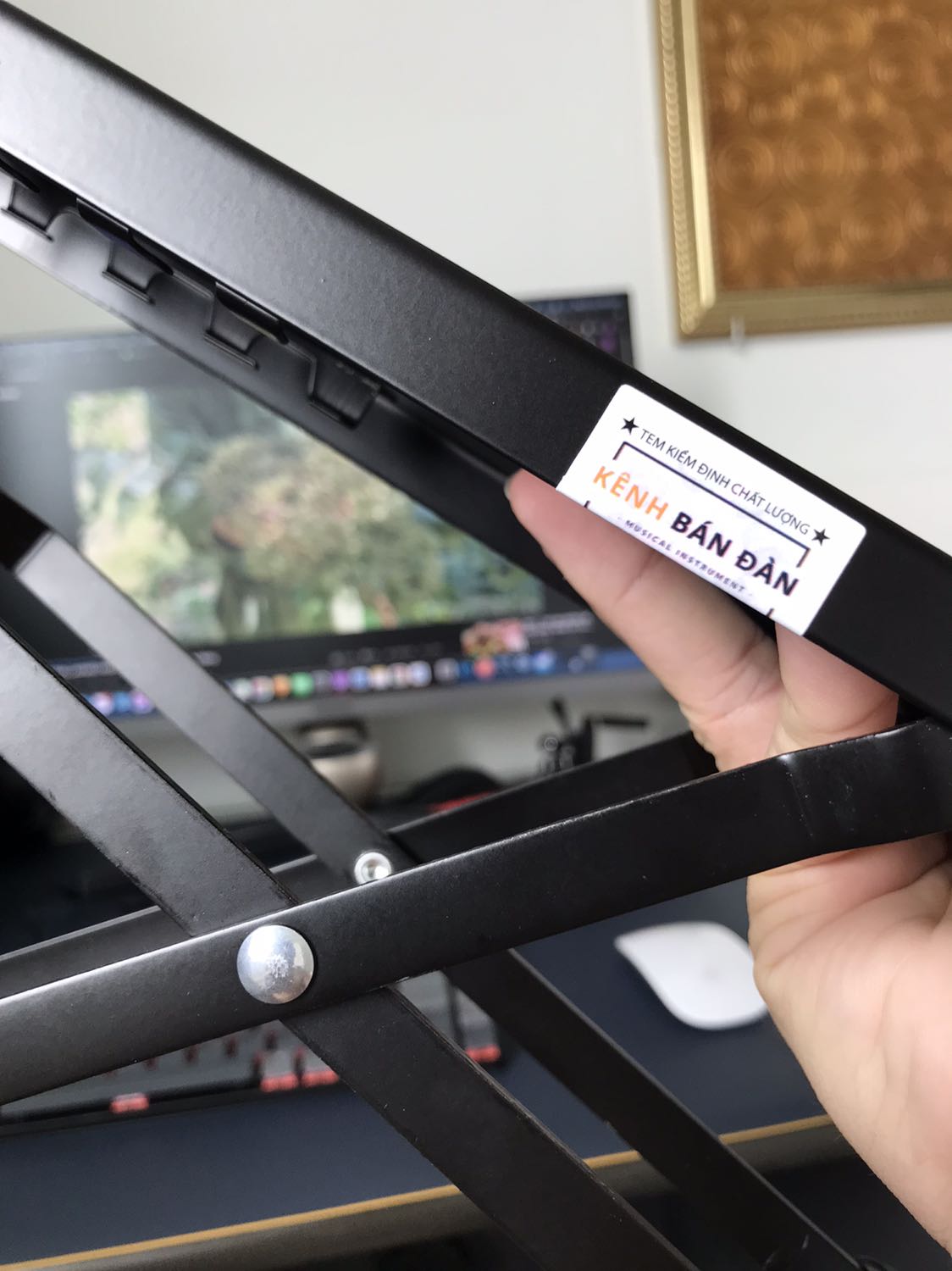 Mức độ hoàn thiện mình cho sp này 9 điểm, vì có duy nhất 1 điểm nhỏ là chân sắt chưa thật sự song song nhau. 
Nhưng shop bán hàng ok lắm, có cả phiếu bảo hành, với đôi lời nhắn nhủ cực dễ thương. Mình đã kê chân thử và rất hài lòng với sp này về hiệu quả sử dụng. SP Đáng mua.