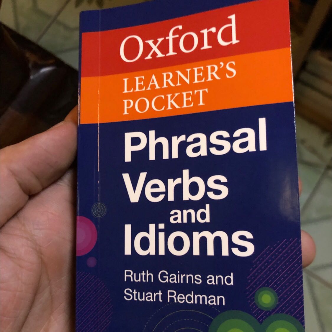 Sách Oxford thì cực hay nha mọi người ma cũng hơi đắt cho cuốn nhỏ bằng bàn tay. Nhưng mà người ta hình như cái tấm nhựa màu đỏ để che học từ vựng gòi.