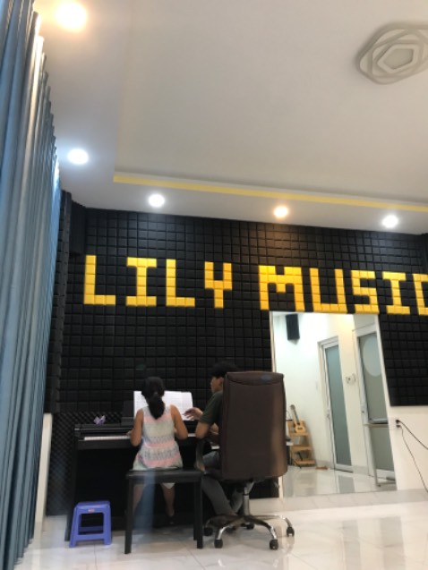 Kính đeo êm, thoải mái, kín nước. Sản phẩm giao nhanh, bao bì cẩn thận.