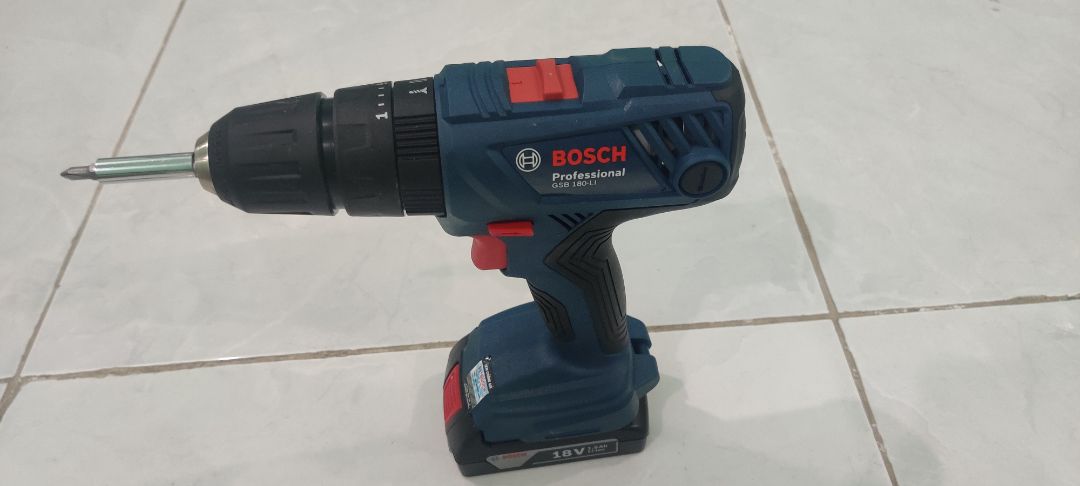 Giao hàng nhanh, đóng gói cẩn thận.
Máy mạnh, phụ kiện đầy đủ.
Bắn vít gia dụng không thành vấn đề.
Khoan tường nhà thoải mái.
Gạch men thì chịu, khoan không qua hoặc do mũi khoan, phần vì nhát tay sợ rớt miếng gạch.
Máy nhỏ gọn nhưng khá đầm tay.
Tiện lợi do sử dụng pin.