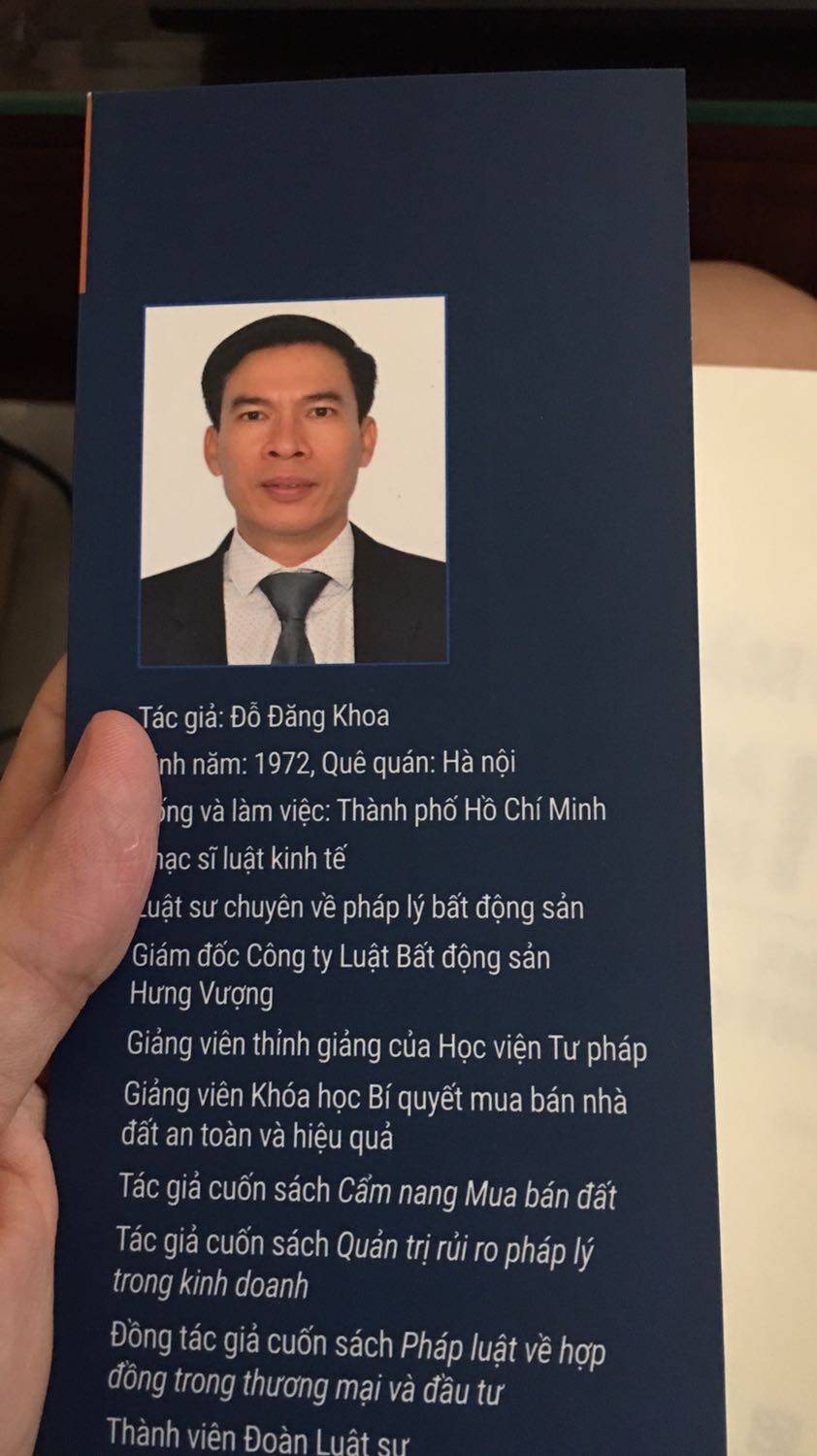 Sách viết có hệ thống bài bản, chất lượng giấy tốt, giá trên tiki rẻ hơn giá bìa,
Nội dung rất bài bản và căn bản cho người mới như mình, nói chung là khá hài lòng