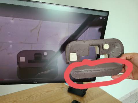 Nguyên bộ thùng và cây rất chắc chắn, dày dặn nhưng ko xài được. Cây lau nhà cấn cái nắp thùng nên không cách nào cho cây vào xả nước được. Quay đủ hướng, dỡ cả cái quai xách lên mà vẫn vướng cây lau nhà (Hình ảnh đính kèm). Mình đã nhắn tin cho shop mà không thấy trả lời. Shop trả lời gấp dùm mình.
Mình xem Youtube cách sử dụng thì thấy thùng của các shop khác, phần nắp đậy nó ngắn hơn của bên bạn nên thấy ngta cho cây vào thùng dễ dàng lắm.