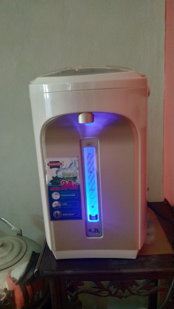 Thời gian giao hàng nhanh, đóng gói cẩn thận. Bình sử dụng tốt vỏ ngoài chỉ hơi ấm trong quá trình đun, không bị nóng đúng như mô tả. Thời gian đun sôi nhanh. Ruột bình làm bằng inox, vỏ bằng nhựa tốt không có mùi nhựa khi đun nóng. Không thấy nút hay chức năng khoá nắp khi bình đang đun sôi. Hài lòng với sản phẩm nhận đc.