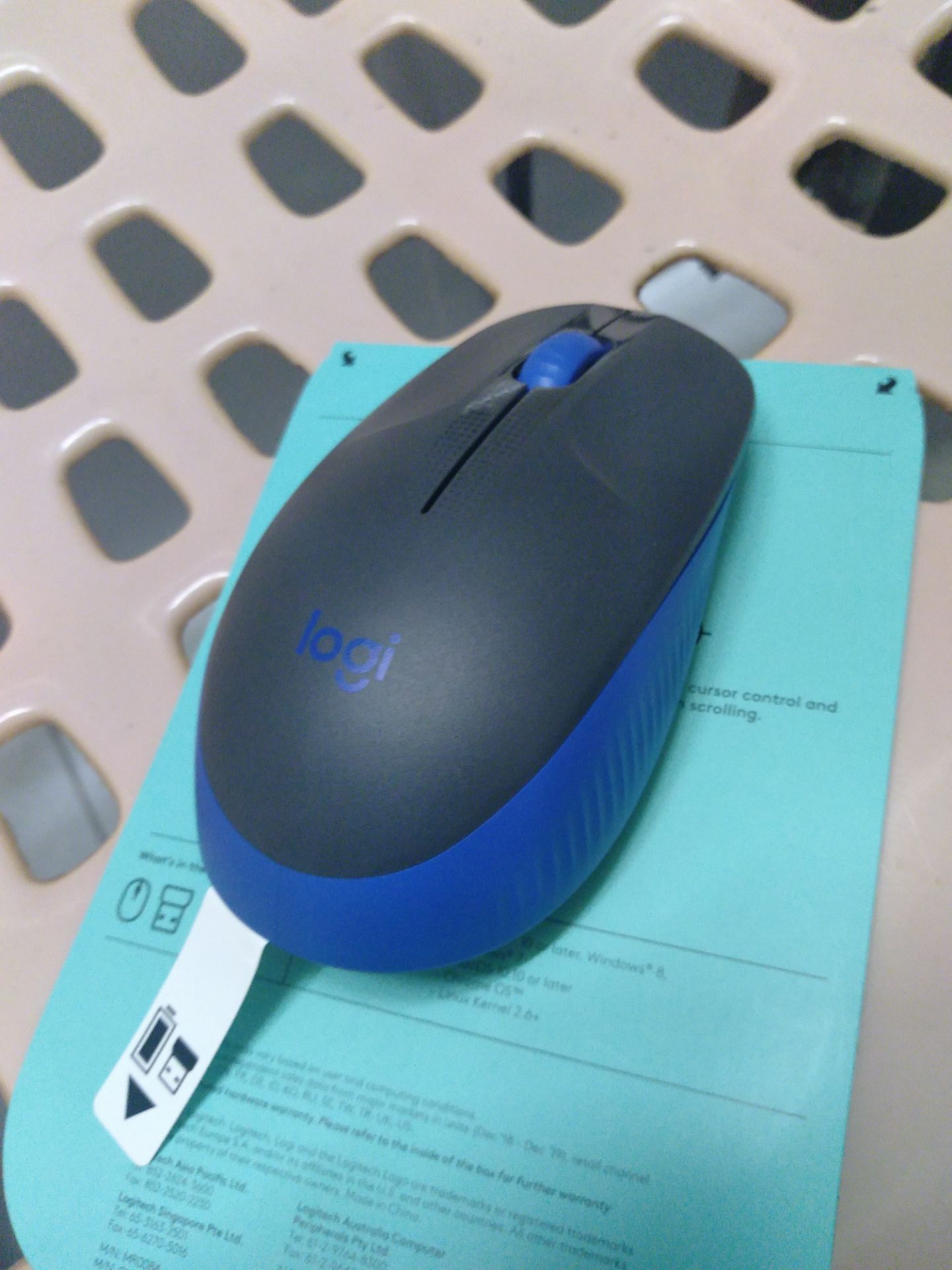 Hàng giao trong ngày, bao bì nguyên vẹn chưa khui. Vì vậy không có tem dán trên sp mà dán trên nhộp nhựa. khuyến cáo giữ lại đề phòng đổi trả/ bảo hành. mảnh giấy ngăn ko cho đầu pin tiếp xúc, tháo giấy ra lắp pin sẽ hoạt động. Sp mới không trầy xước. Chất nhựa nhám. Tuy nhiên size chuột vẫn có cảm giác hơi nhỏ so với tay.