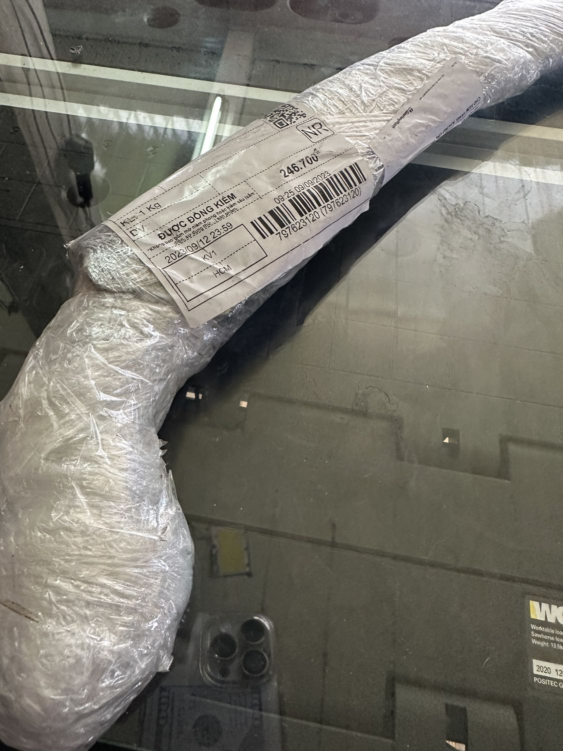 Đặt hàng là kèm bấm kẹp mà shop lại giao của gỗ dung là lua dao