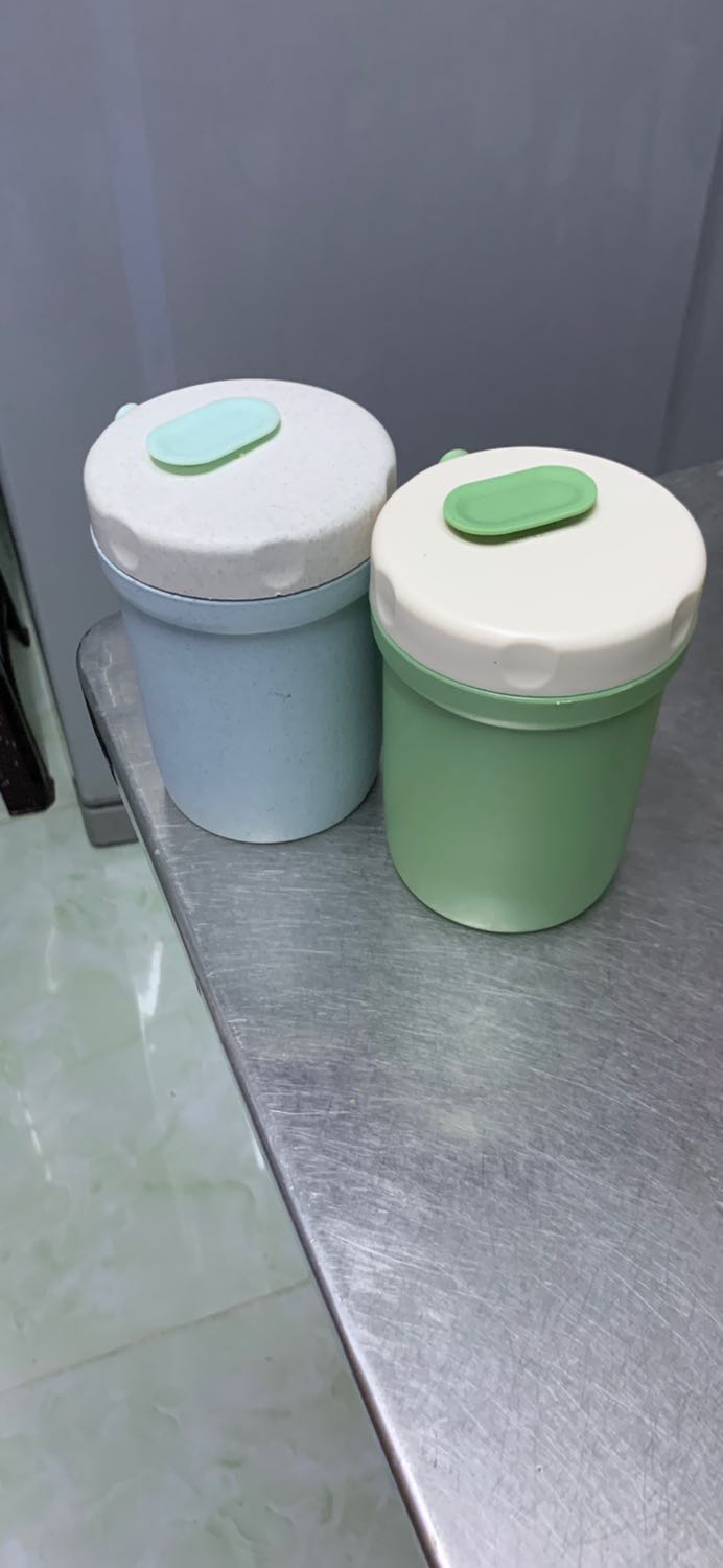 Giữ nhiệt tạm ổn chứ không tốt lắm. Thiết kế kín, không bị đổ thức ăn ra ngoài, đáng mua. Tuy nhiên đừng trông mong vào chức năng giữ nhiệt quá, xem như đồ đựng nhỏ xinh là được 🤣