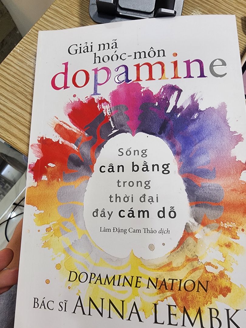 Sách này mở rộng tầm nhìn của tôi về hiện tượng nghiện và cách chúng ta liên tục theo đuổi niềm vui trong cuộc sống hàng ngày. Tác giả đã phân tích kỹ lưỡng về nghiện trong các hình thức khác nhau, từ cờ bạc, tình dục, trò chơi điện tử, cho đến nghiện mạng xã hội.

Điểm đặc biệt ở đây là cuốn sách không chỉ mô tả về nghiện, mà còn nêu bật sự nghịch lý của sự giàu có và hạnh phúc. Tác giả giải thích rằng, dù các quốc gia giàu có có xu hướng có tỷ lệ lo lắng và trầm cảm cao hơn, điều này không chứng minh rằng vật chất là nguồn gốc của hạnh phúc. Thay vào đó, việc liên tục theo đuổi niềm vui và thú vui dễ dàng có thể là nguyên nhân của sự *** khổ.

Cuốn sách cũng đưa ra những giải pháp khoa học và thực tiễn để kiểm soát thèm muốn, như kiêng cữ và tắm nước lạnh. Nó cung cấp thông tin sâu sắc về cách dopamine ảnh hưởng đến cảm xúc của chúng ta và làm thế nào để chúng ta có thể kiểm soát nó thông qua các hoạt động như nhịn ăn gián đoạn và tập thể dục.

Điều tôi thích nhất là cuốn sách không chỉ đưa ra vấn đề mà còn hướng dẫn cách thực hiện các biện pháp kiểm soát. Điều này giúp tôi hiểu rằng kiên nhẫn từ bỏ nghiện và duy trì các hoạt động đau đớn nhưng tốt cho sức khỏe sẽ giúp tôi hạnh phúc hơn trong dài hạn.

Tôi khuyên mọi người nên đọc sách này, đặc biệt nếu bạn đang tìm cách kiểm soát thói quen không lành mạnh và muốn hiểu sâu hơn về cách tận hưởng cuộc sống một cách lành mạnh.