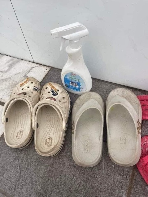 Tẩy sạch dầu mỡ, vết bẩn bám lâu ngày trên bếp. Tẩy sạch được luôn vết bẩn lâu ngày trên dép. Dùng rất thích