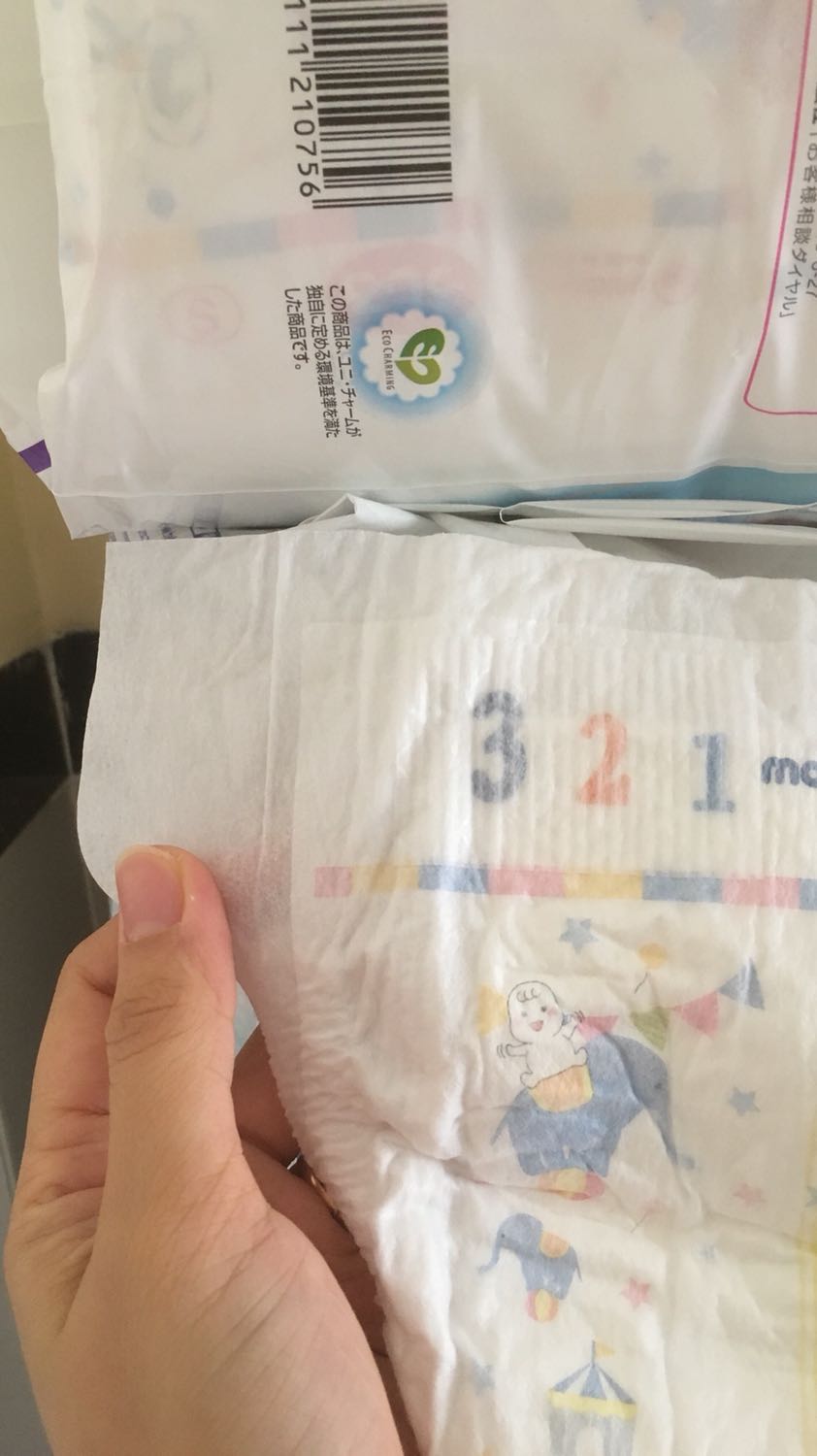 Mình rất tin tưởng mua tã trên tikki nên ít khi phải gửi nhận xét, mình cho bé mặc tã moony từ NB đến giờ gần 4m rồi. Đợt trc mua thì tã rất ok nhưng đợt này mình cảm thấy tã có vẻ mỏng, bé mình mặc 3 ngày đều bị tràn, ướt đồ, ướt nệm mà ngủ 2 tiếng đã vậy. Đợt trc mua mặc ngủ xuyên đêm, bé dậy áo quần, nệm vẫn sạch sẽ không ướt át gì. Vậy mà đợt này cảm thấy hơi thất vọng vì chất lượng.