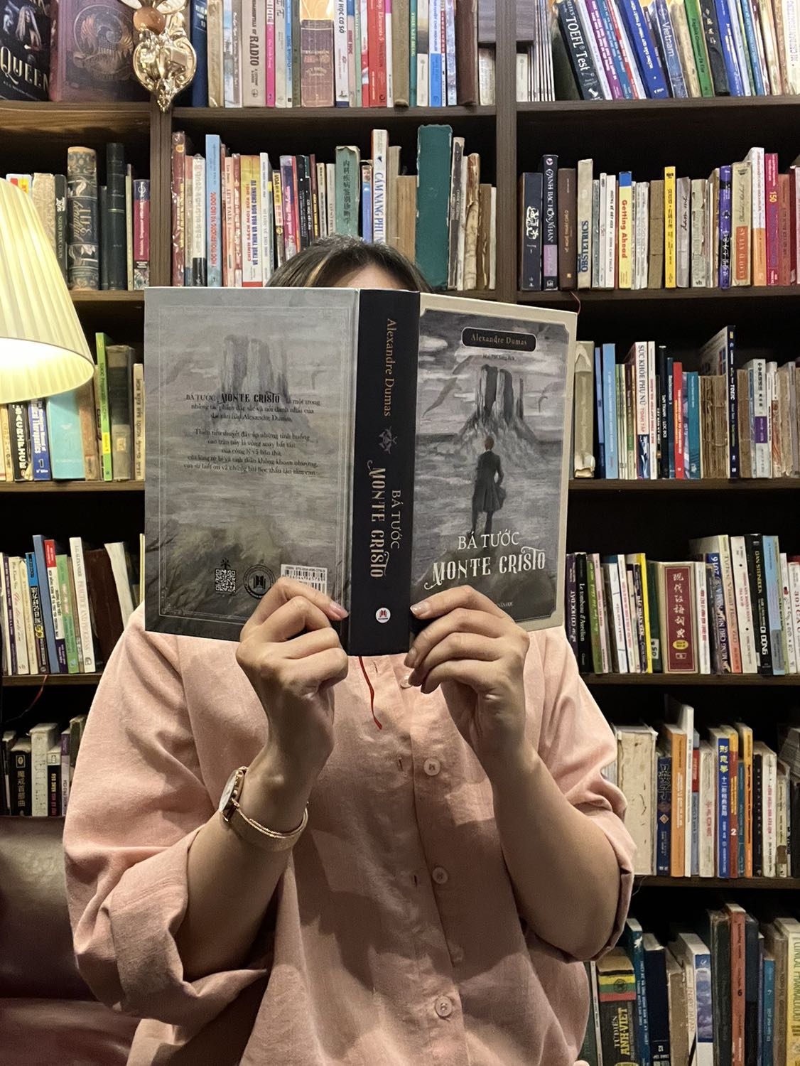 Mình mua bản rút gọn nên dường như chỉ đọc mạch chính của truyện. Nếu mua bản đầy đủ thì sẽ cảm nhận được văn phong của tác giả rõ hơn.